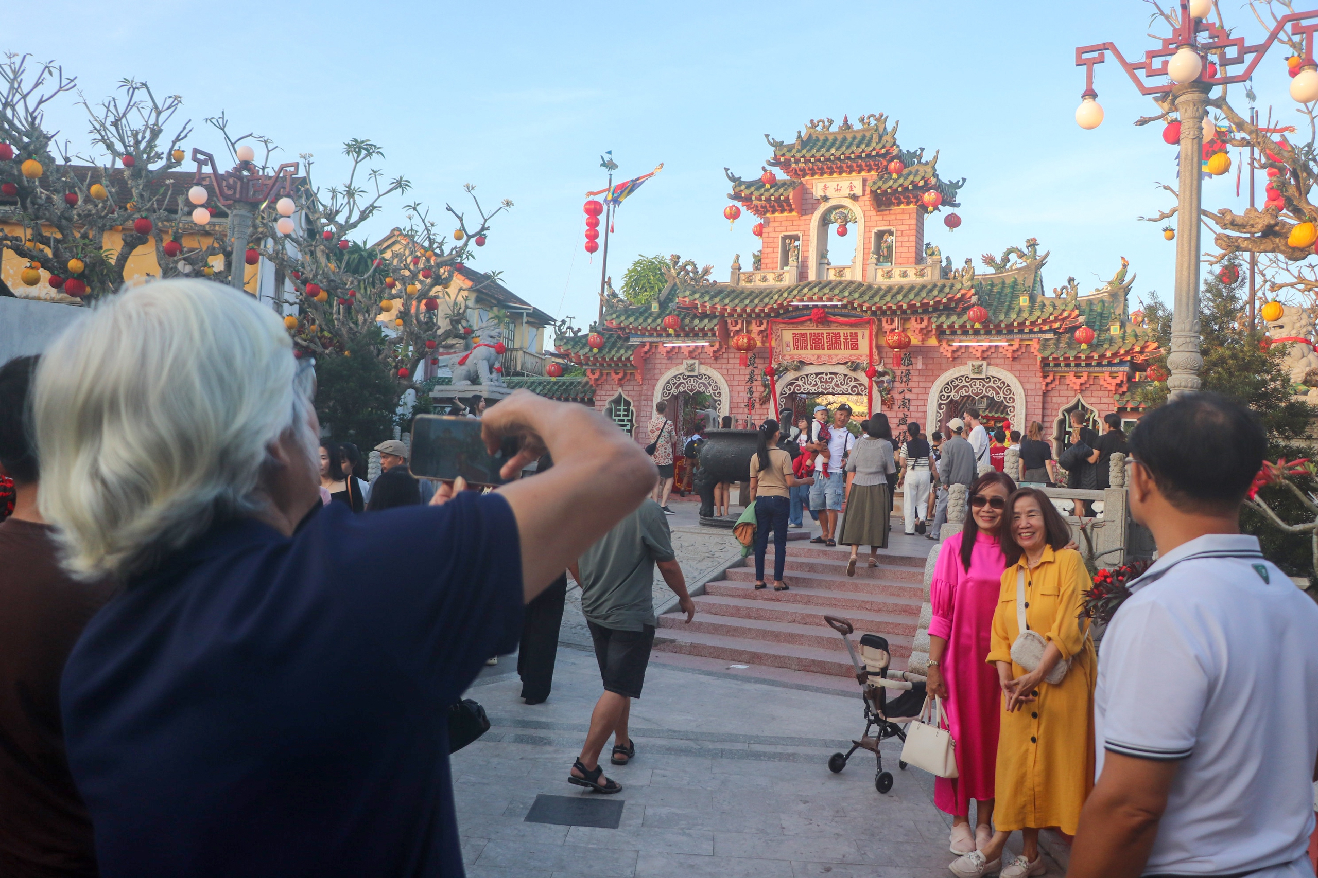 Hàng chục nghìn du khách tham quan phố cổ Hội An đầu Xuân- Ảnh 4. Hàng chục nghìn du khách tham quan phố cổ Hội An đầu Xuân- Ảnh 4.