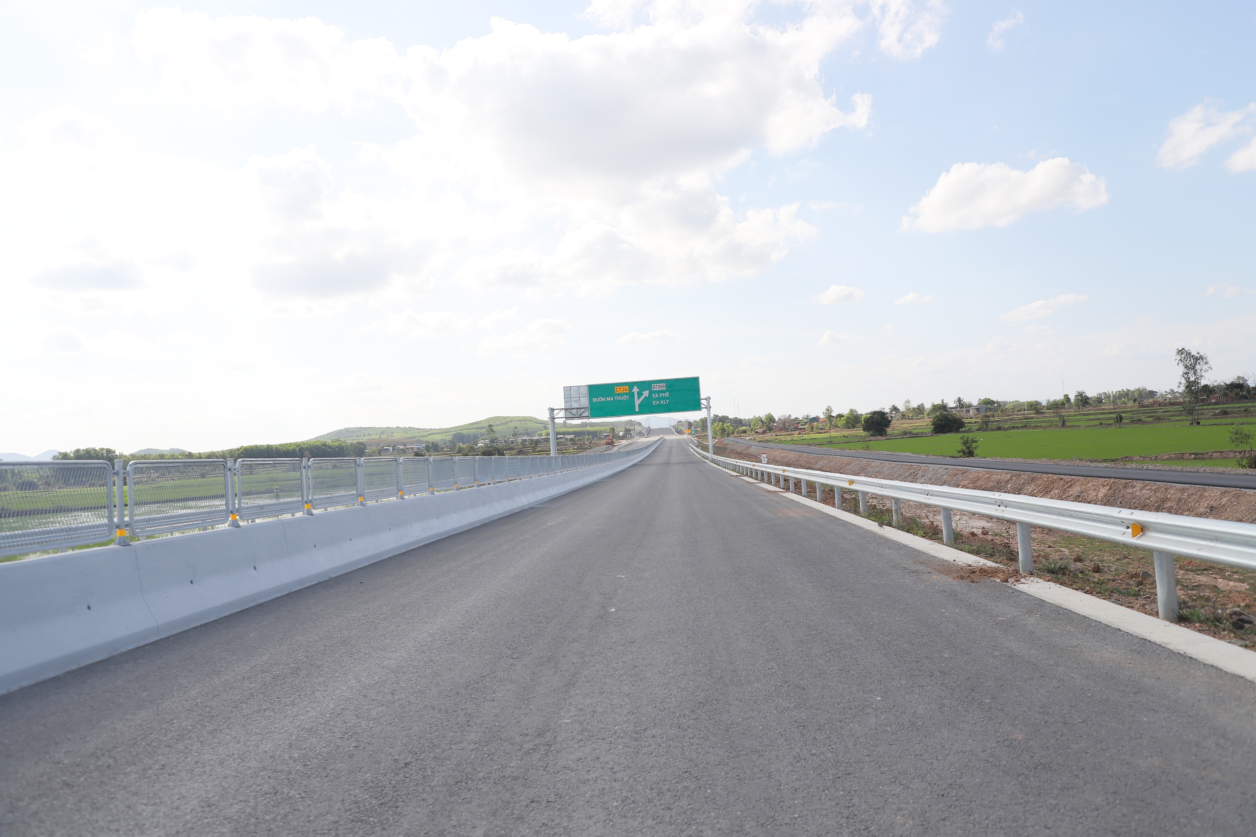 Cao tốc Khánh Hòa - Buôn Ma Thuột kết nối rừng - biển sắp đưa vào khai thác- Ảnh 4. Cao tốc Khánh Hòa - Buôn Ma Thuột kết nối rừng - biển sắp đưa vào khai thác- Ảnh 4.