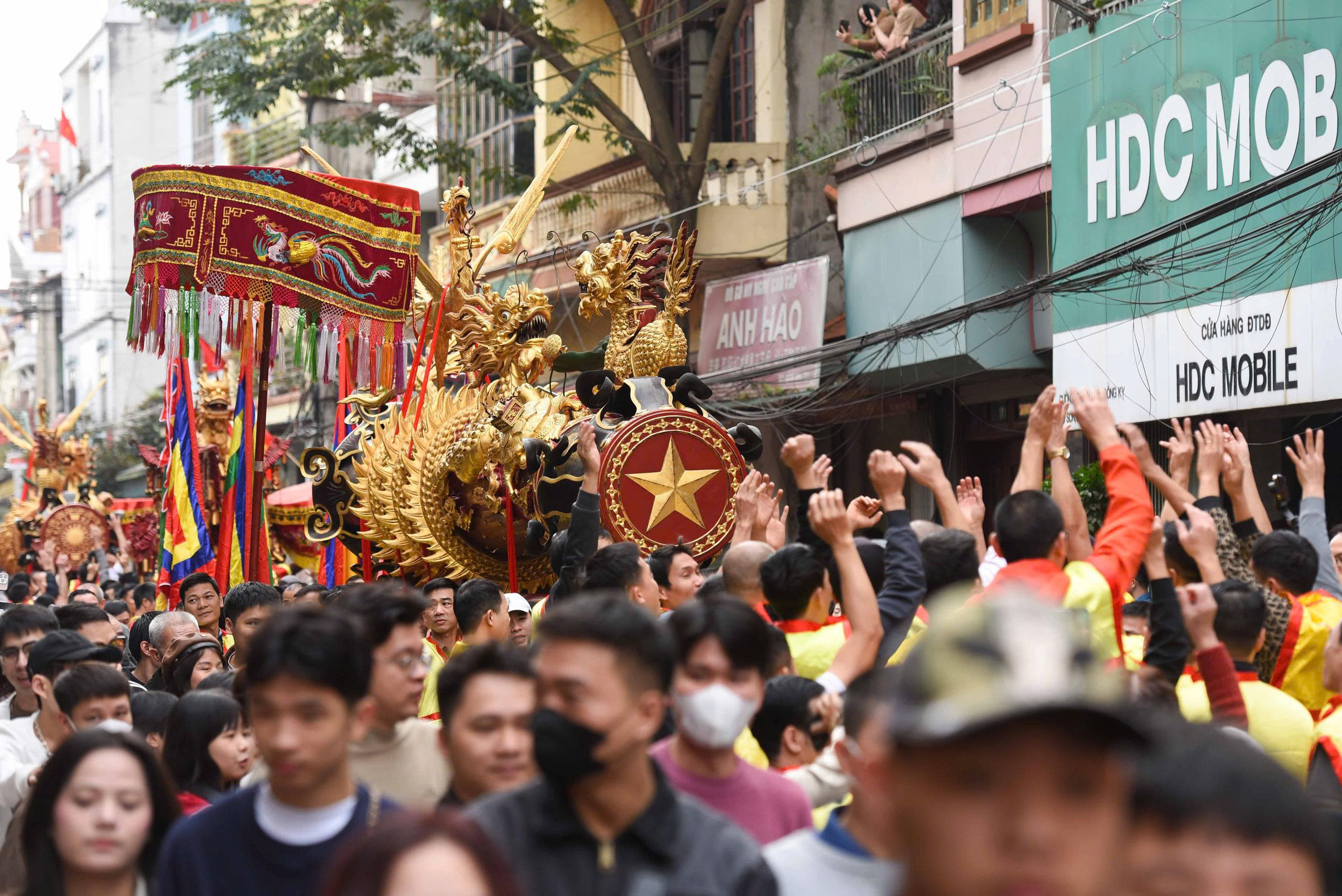 Hàng nghìn người rước siêu pháo nặng gần 1 tấn ở Bắc Ninh- Ảnh 4. Hàng nghìn người rước siêu pháo nặng gần 1 tấn ở Bắc Ninh- Ảnh 4.