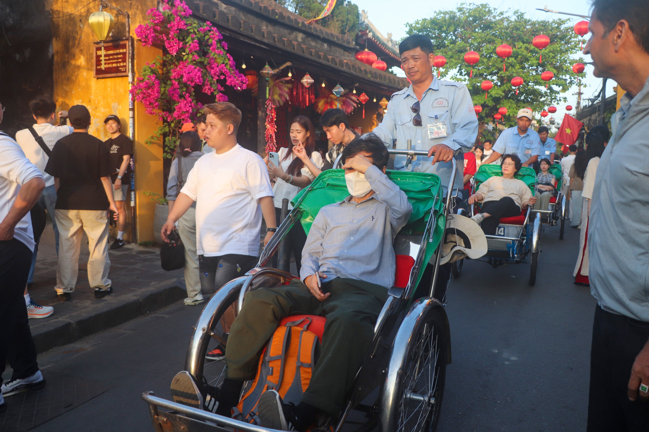 Hàng chục nghìn du khách tham quan phố cổ Hội An đầu Xuân- Ảnh 5. Hàng chục nghìn du khách tham quan phố cổ Hội An đầu Xuân- Ảnh 5.