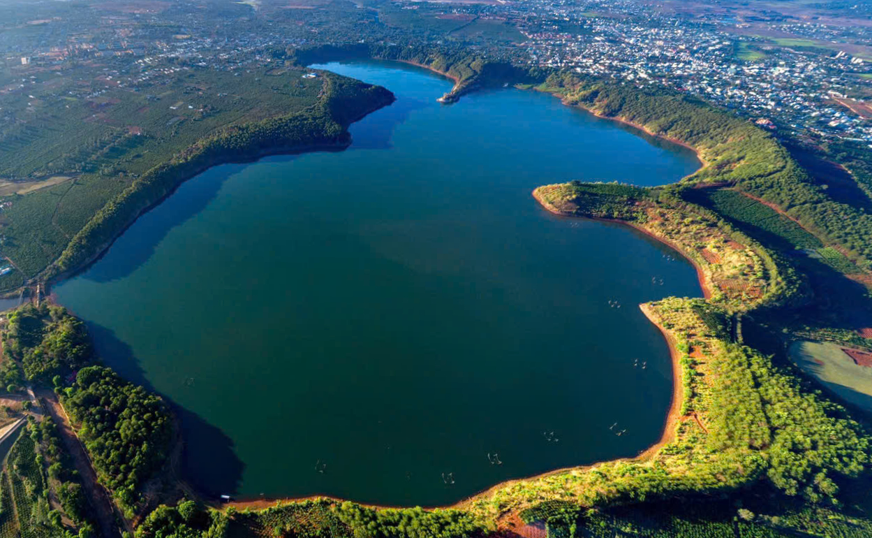 Tấp nập khách du Xuân thắng cảnh "đôi mắt Pleiku"- Ảnh 1. Tấp nập khách du Xuân thắng cảnh "đôi mắt Pleiku"- Ảnh 1.
