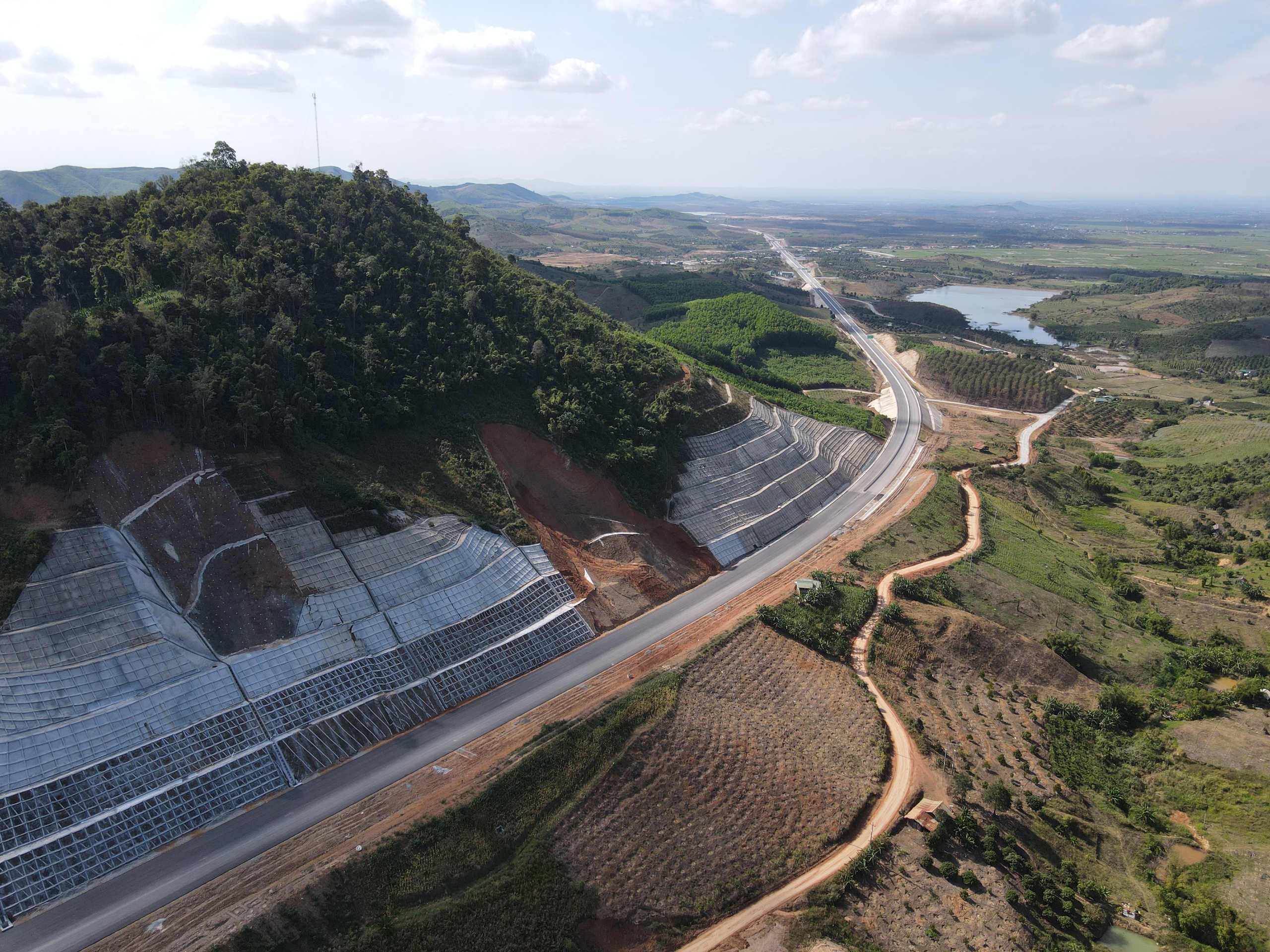 Cao tốc Khánh Hòa - Buôn Ma Thuột kết nối rừng - biển sắp đưa vào khai thác- Ảnh 3. Cao tốc Khánh Hòa - Buôn Ma Thuột kết nối rừng - biển sắp đưa vào khai thác- Ảnh 3.