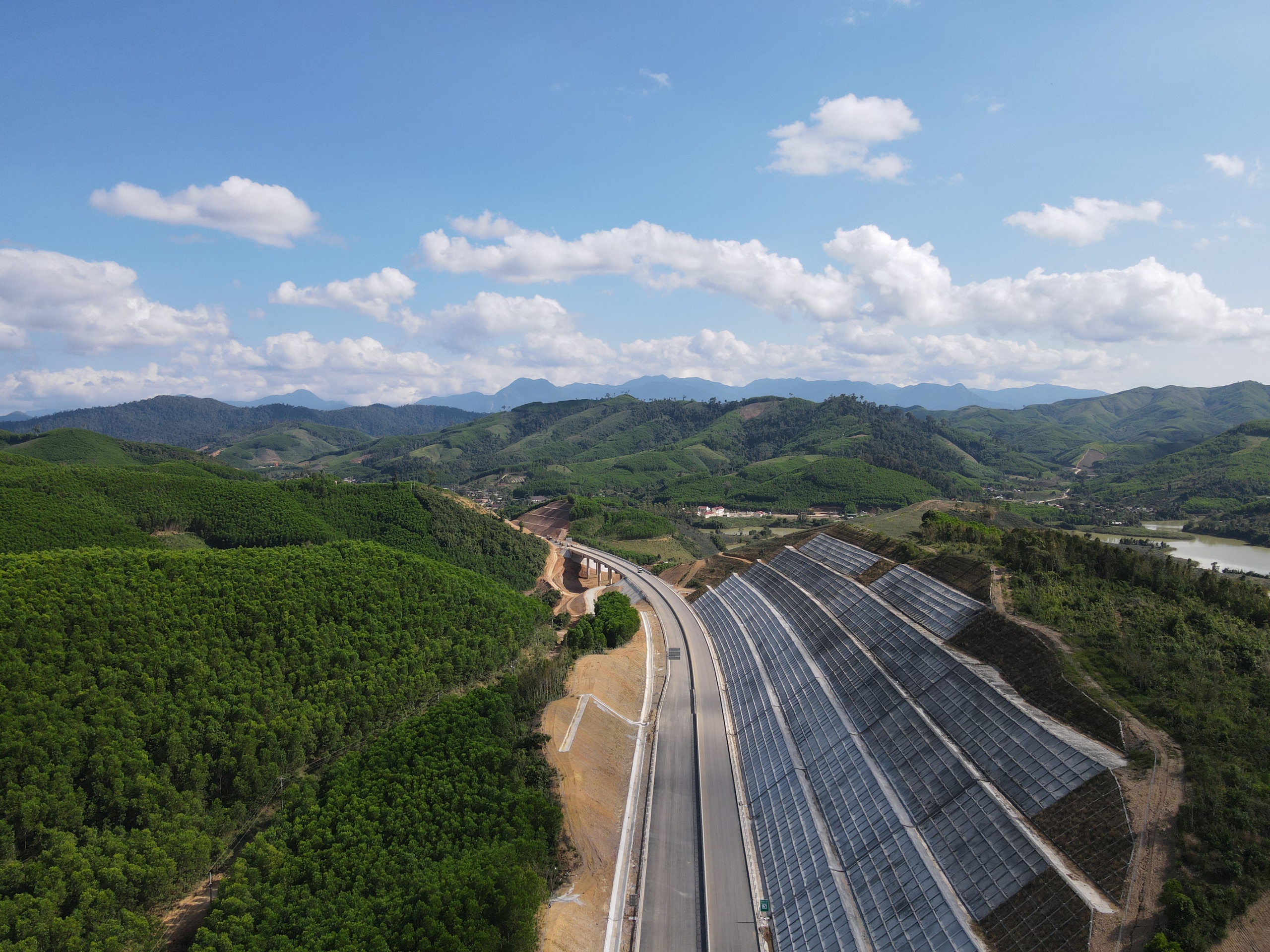 Cao tốc Khánh Hòa - Buôn Ma Thuột kết nối rừng - biển sắp đưa vào khai thác- Ảnh 7. Cao tốc Khánh Hòa - Buôn Ma Thuột kết nối rừng - biển sắp đưa vào khai thác- Ảnh 7.