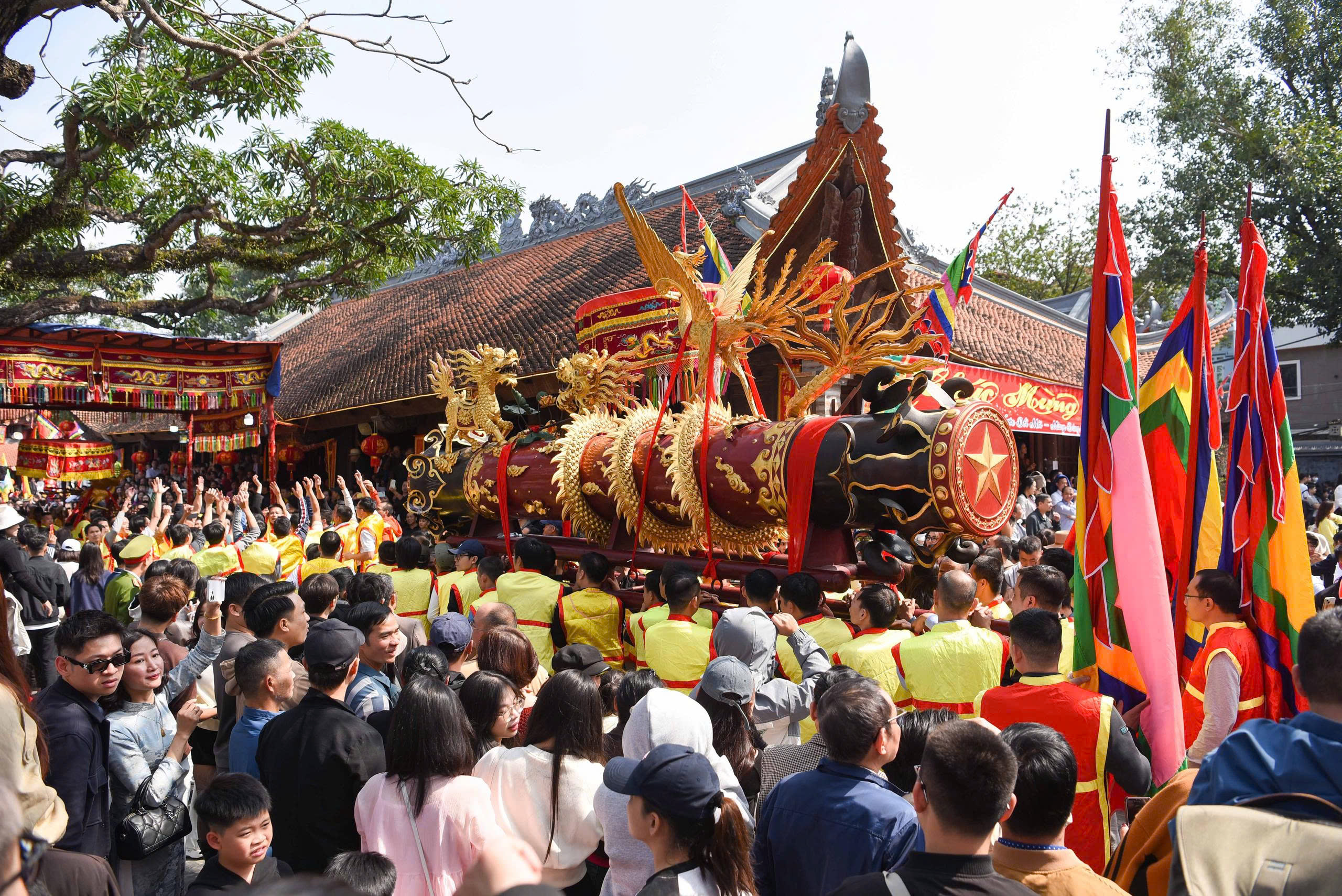 Hàng nghìn người rước siêu pháo nặng gần 1 tấn ở Bắc Ninh- Ảnh 7. Hàng nghìn người rước siêu pháo nặng gần 1 tấn ở Bắc Ninh- Ảnh 7.