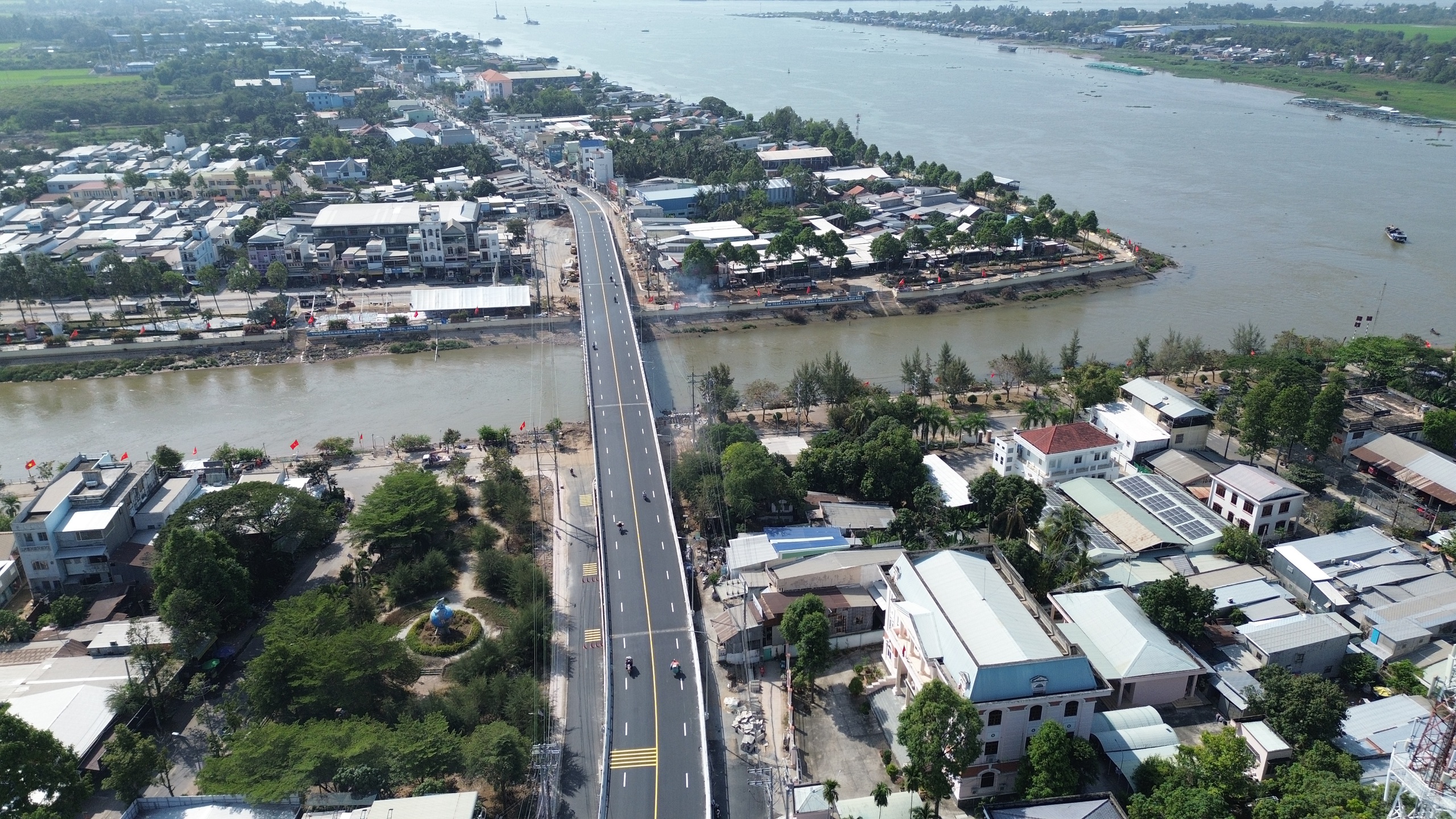 Cửa ngõ miền Tây "khoác áo mới" nhờ những cây cầu nghìn tỷ bắc qua sông Tiền- Ảnh 11. Cửa ngõ miền Tây "khoác áo mới" nhờ những cây cầu nghìn tỷ bắc qua sông Tiền- Ảnh 11.