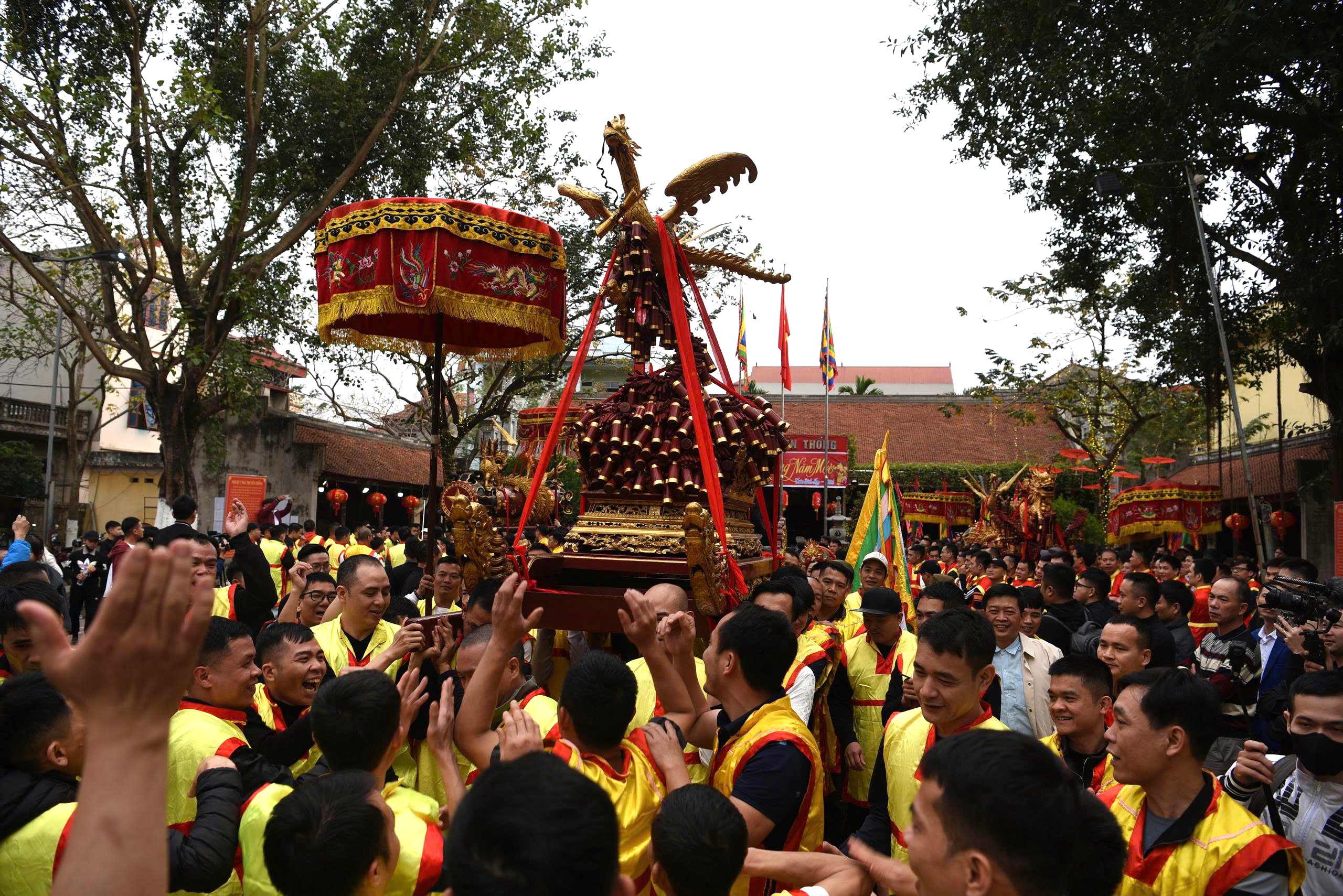 Hàng nghìn người rước siêu pháo nặng gần 1 tấn ở Bắc Ninh- Ảnh 3. Hàng nghìn người rước siêu pháo nặng gần 1 tấn ở Bắc Ninh- Ảnh 3.