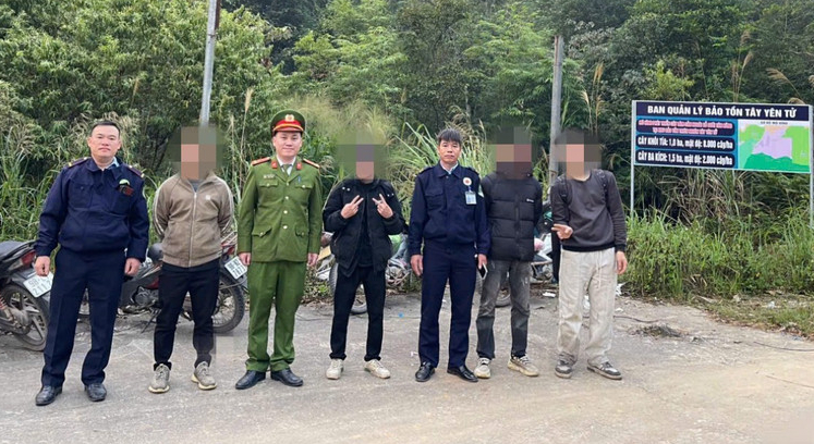 Xuyên đêm tìm kiếm 4 du khách lạc trong rừng nguyên sinh Tây Yên Tử- Ảnh 2. Xuyên đêm tìm kiếm 4 du khách lạc trong rừng nguyên sinh Tây Yên Tử- Ảnh 2.