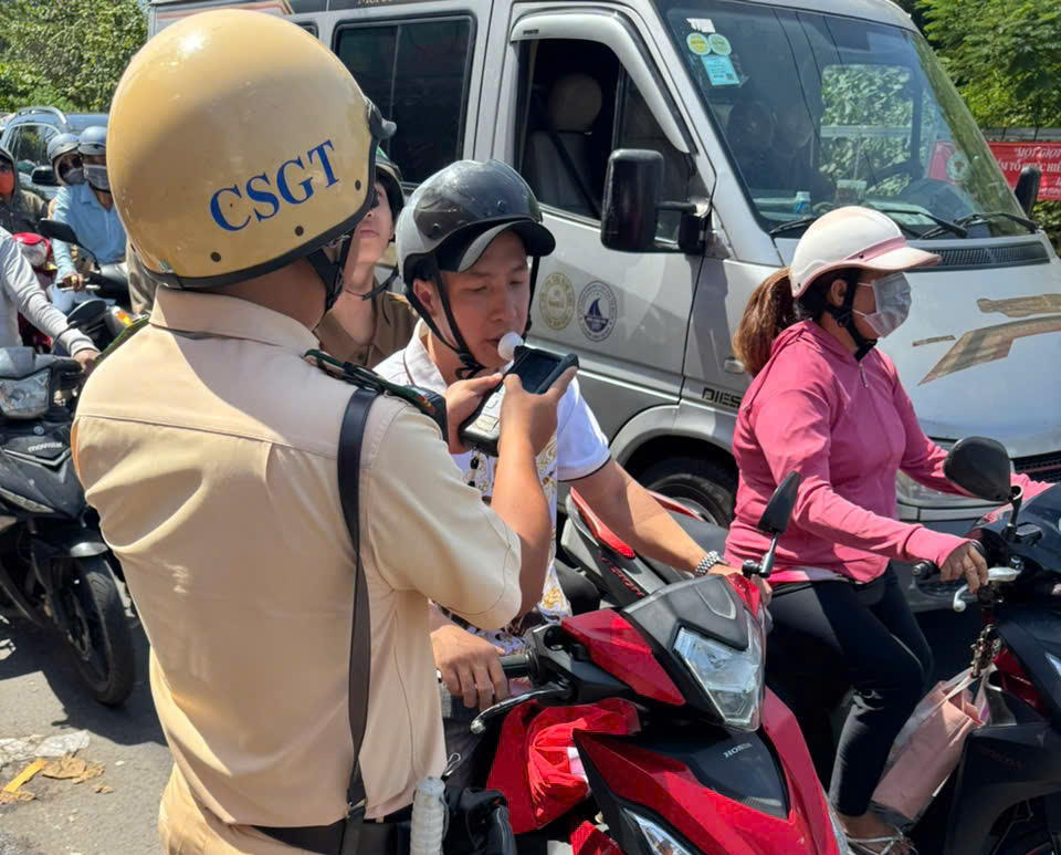 TP.HCM xử lý hơn 1.700 trường hợp vi phạm nồng độ cồn trong 3 ngày Tết- Ảnh 2. TP.HCM xử lý hơn 1.700 trường hợp vi phạm nồng độ cồn trong 3 ngày Tết- Ảnh 2.