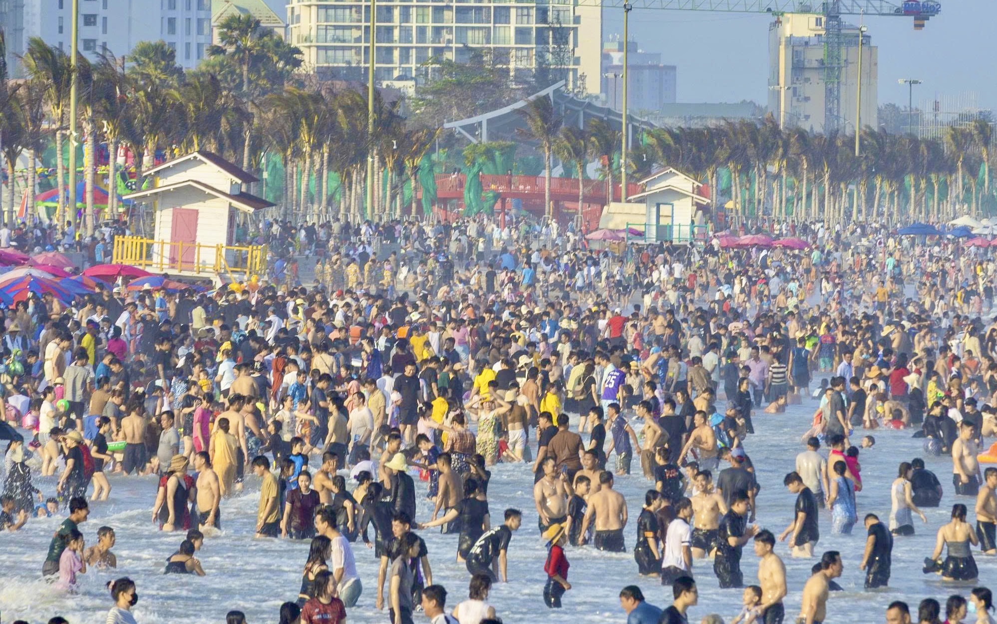 Hơn 100.000 lượt kh&aacute;ch đổ về Vũng T&agrave;u trong 2 ng&agrave;y cao điểm, phố biển chật k&iacute;n người- Ảnh 6.