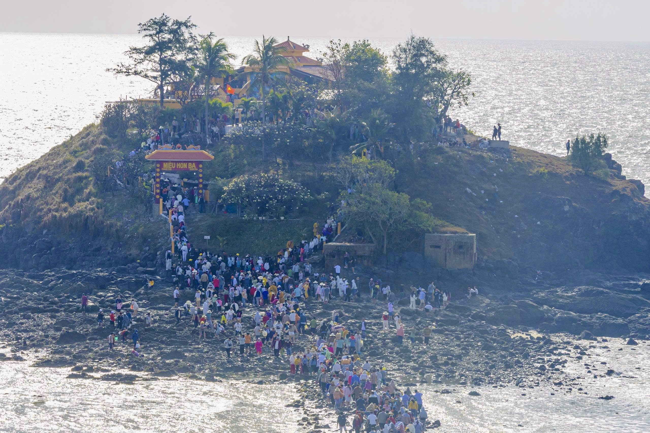 Hơn 100.000 lượt kh&aacute;ch đổ về Vũng T&agrave;u trong 2 ng&agrave;y cao điểm, phố biển chật k&iacute;n người- Ảnh 7.