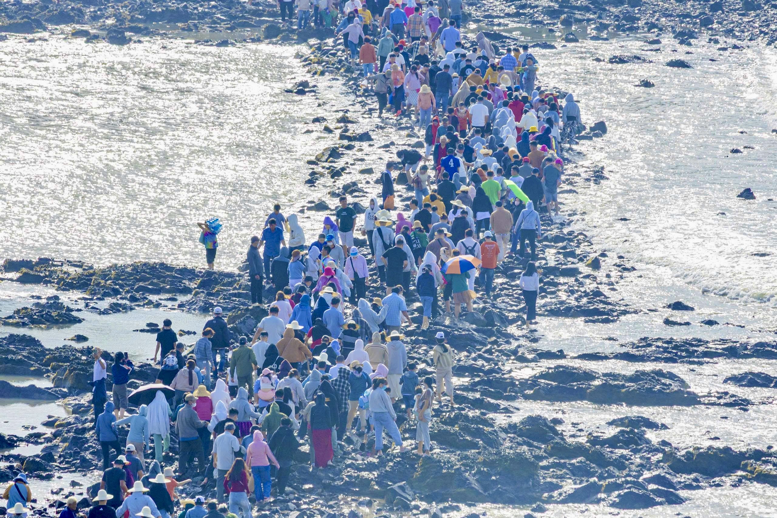 Hơn 100.000 lượt kh&aacute;ch đổ về Vũng T&agrave;u trong 2 ng&agrave;y cao điểm, phố biển chật k&iacute;n người- Ảnh 2.