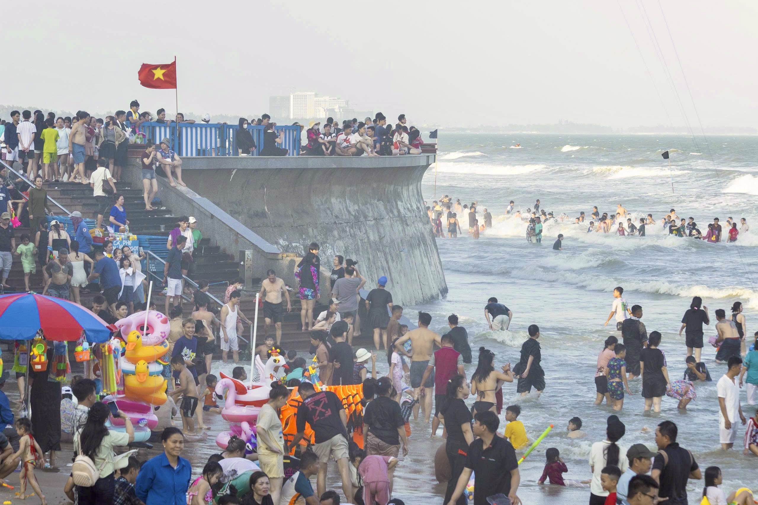 Hơn 100.000 lượt kh&aacute;ch đổ về Vũng T&agrave;u trong 2 ng&agrave;y cao điểm, phố biển chật k&iacute;n người- Ảnh 5.