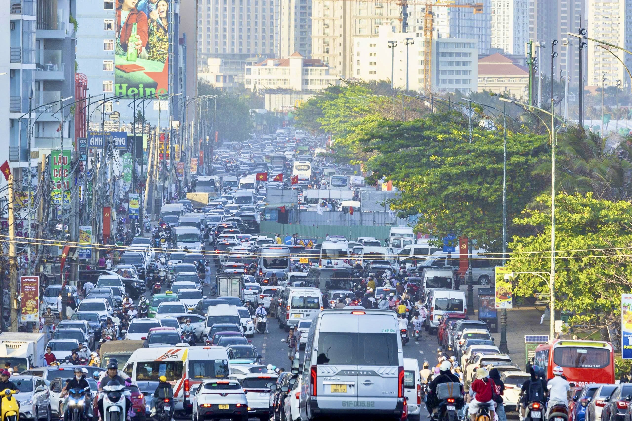 Hơn 100.000 lượt kh&aacute;ch đổ về Vũng T&agrave;u trong 2 ng&agrave;y cao điểm, phố biển chật k&iacute;n người- Ảnh 4.