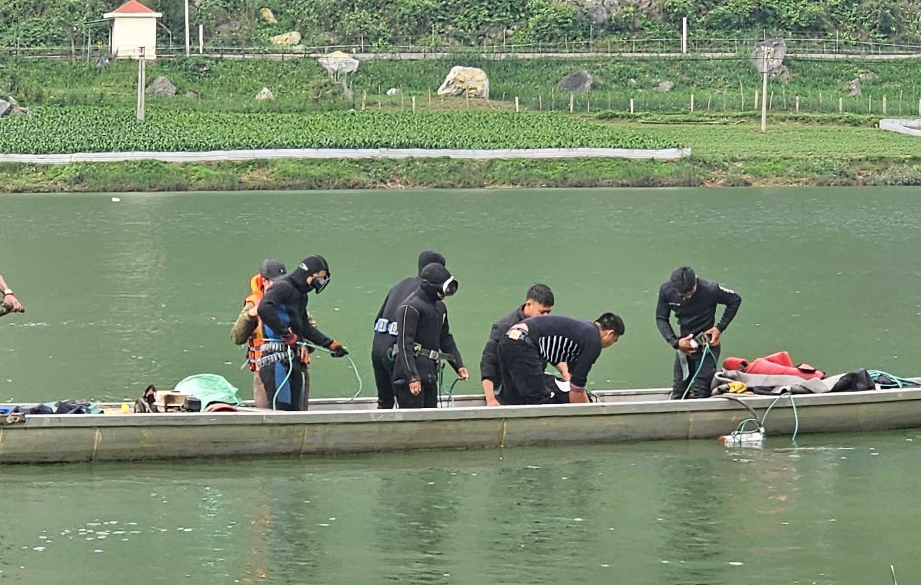 Vụ chìm thuyền chở 7 người ở Quảng Trị: Đã tìm thấy thi thể 2 nạn nhân mất tích- Ảnh 1. Vụ chìm thuyền chở 7 người ở Quảng Trị: Đã tìm thấy thi thể 2 nạn nhân mất tích- Ảnh 1.
