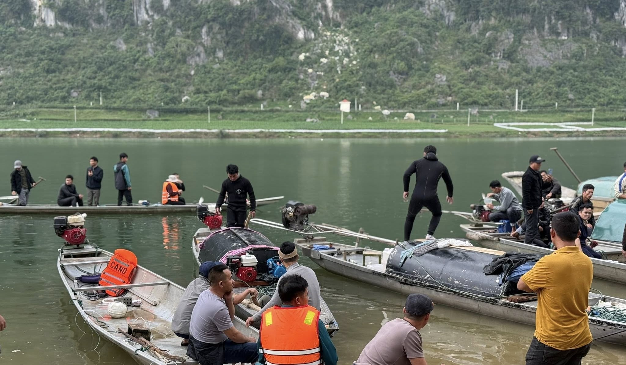 Vụ chìm thuyền chở 7 người ở Quảng Trị: Đã tìm thấy thi thể 2 nạn nhân mất tích- Ảnh 2. Vụ chìm thuyền chở 7 người ở Quảng Trị: Đã tìm thấy thi thể 2 nạn nhân mất tích- Ảnh 2.