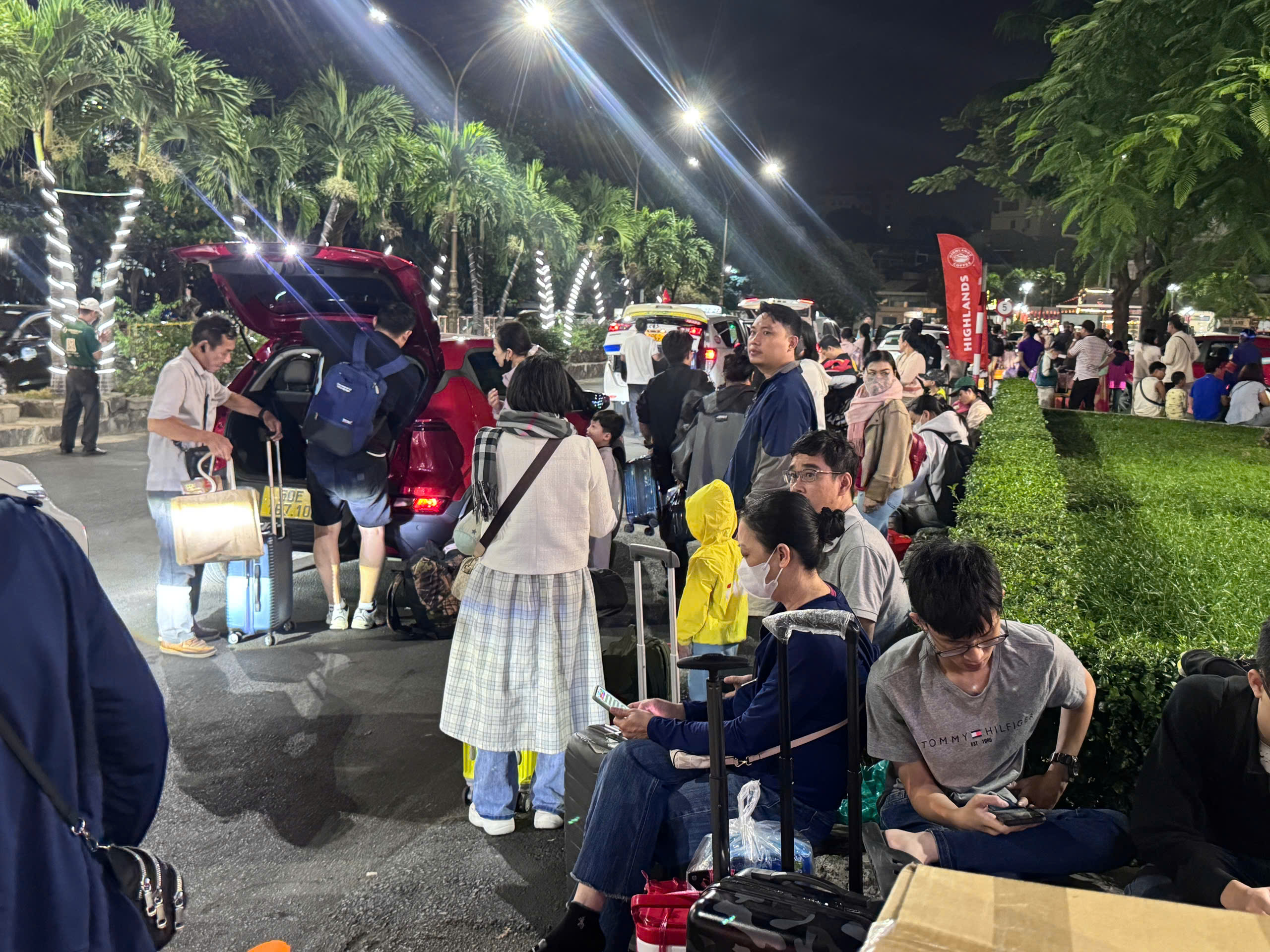 Ga t&agrave;u tấp nập người về TP.HCM, s&acirc;n bay T&acirc;n Sơn Nhất đ&oacute;n lượng kh&aacute;ch lớn- Ảnh 3.