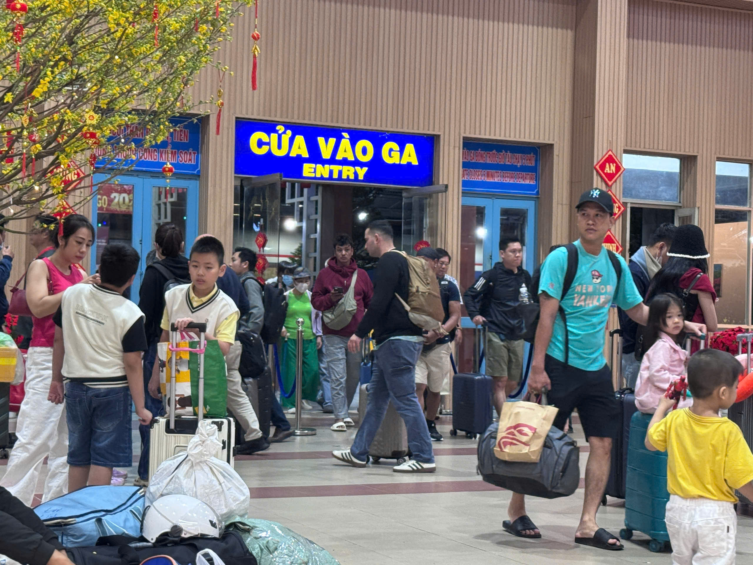 Ga t&agrave;u tấp nập người về TP.HCM, s&acirc;n bay T&acirc;n Sơn Nhất đ&oacute;n lượng kh&aacute;ch lớn- Ảnh 2.