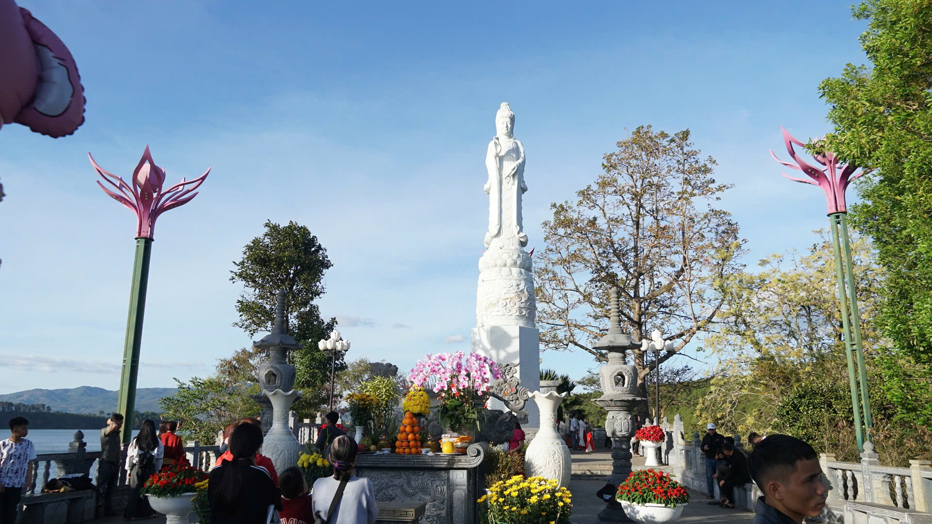 Tấp nập khách du Xuân thắng cảnh "đôi mắt Pleiku"- Ảnh 4. Tấp nập khách du Xuân thắng cảnh "đôi mắt Pleiku"- Ảnh 4.