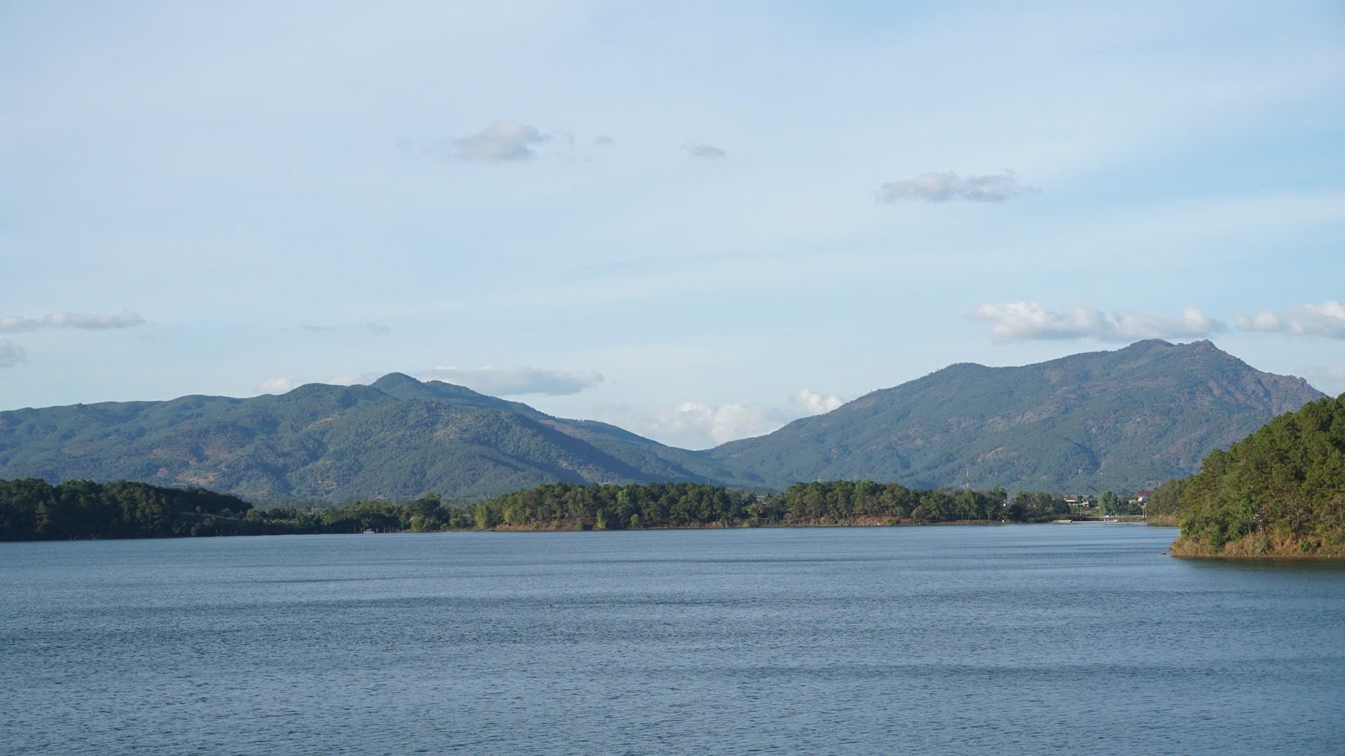 Tấp nập khách du Xuân thắng cảnh "đôi mắt Pleiku"- Ảnh 5. Tấp nập khách du Xuân thắng cảnh "đôi mắt Pleiku"- Ảnh 5.