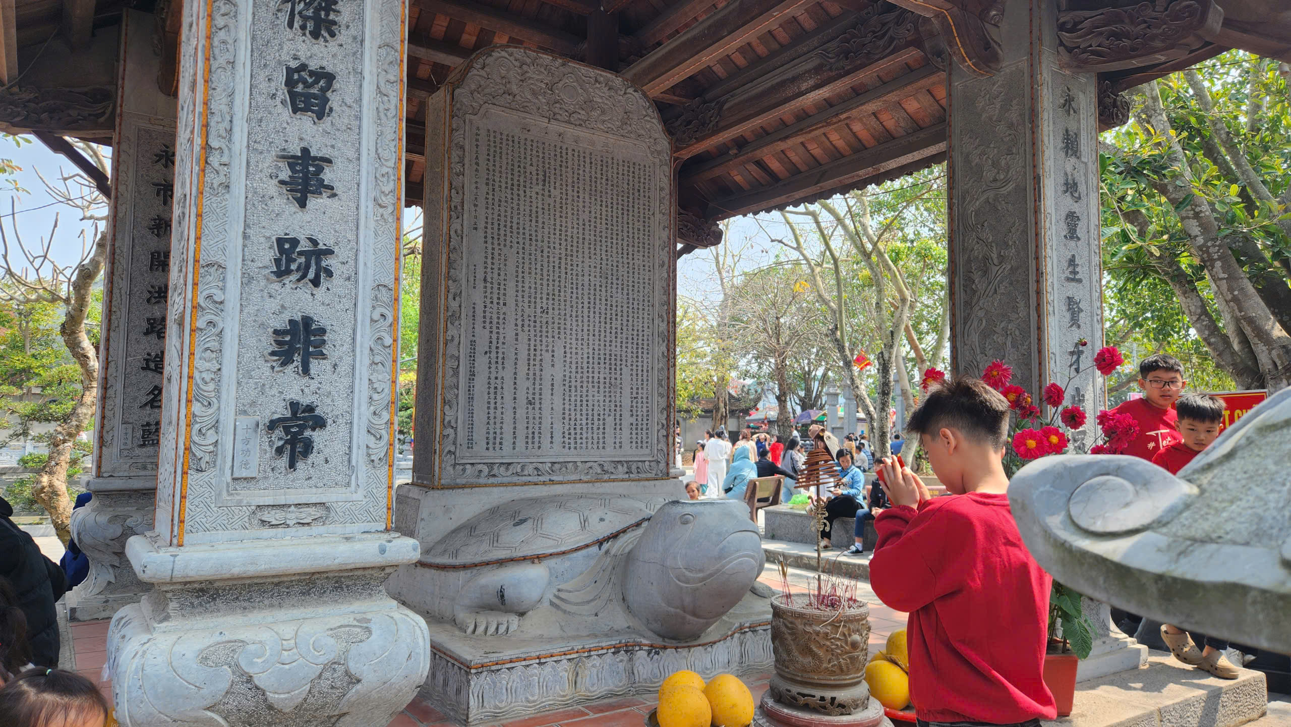 Du kh&aacute;ch đổ về đền Tranh tăng đột biến ngay những ng&agrave;y đầu năm mới- Ảnh 17.