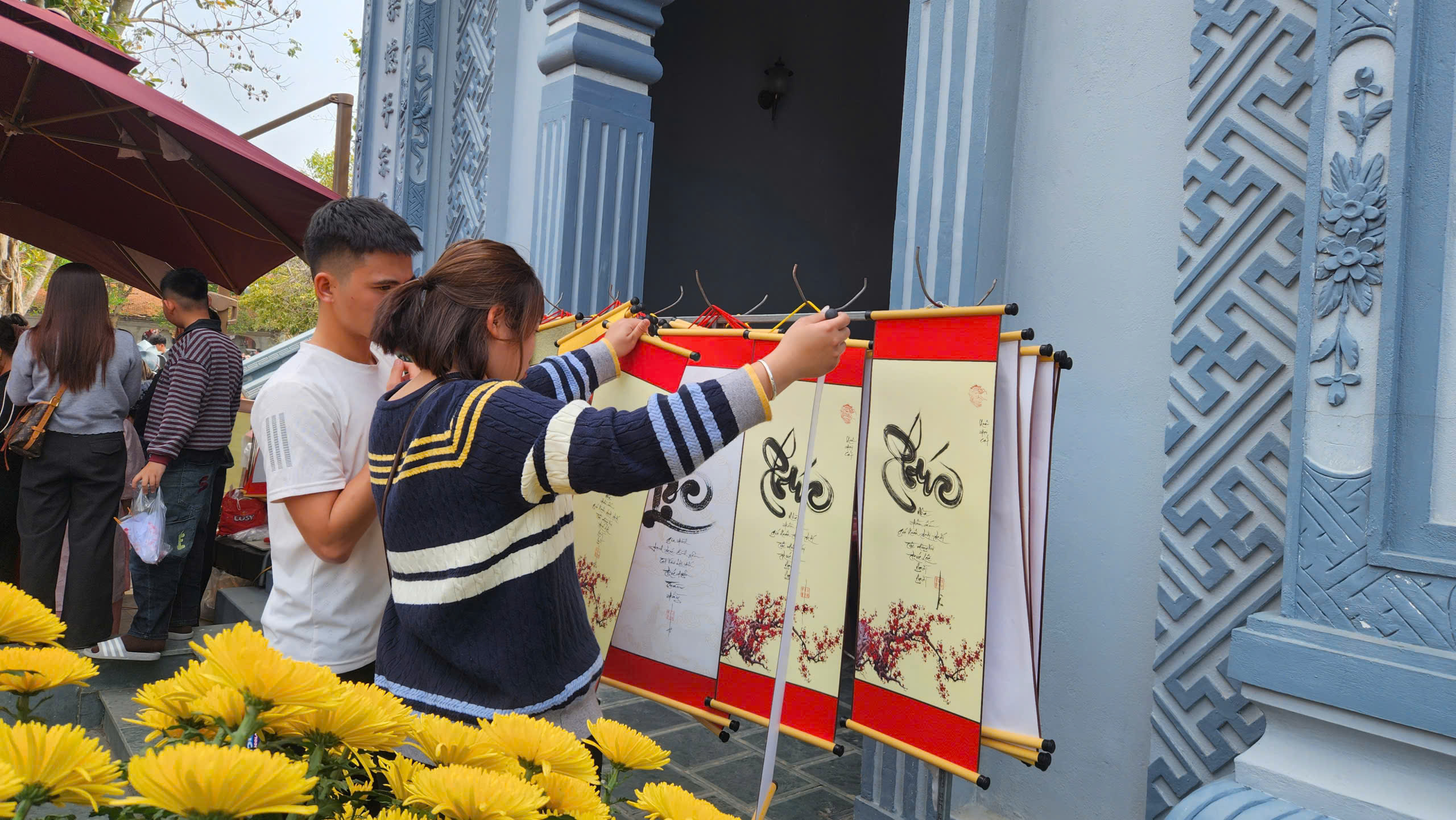 Du kh&aacute;ch đổ về đền Tranh tăng đột biến ngay những ng&agrave;y đầu năm mới- Ảnh 19.