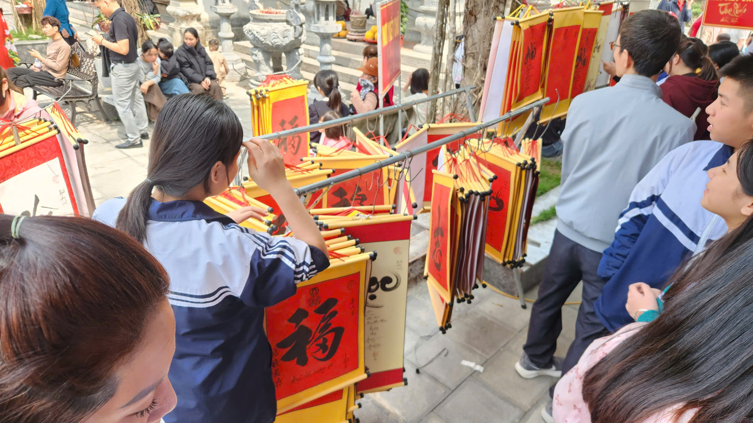 Du kh&aacute;ch đổ về đền Tranh tăng đột biến ngay những ng&agrave;y đầu năm mới- Ảnh 18.