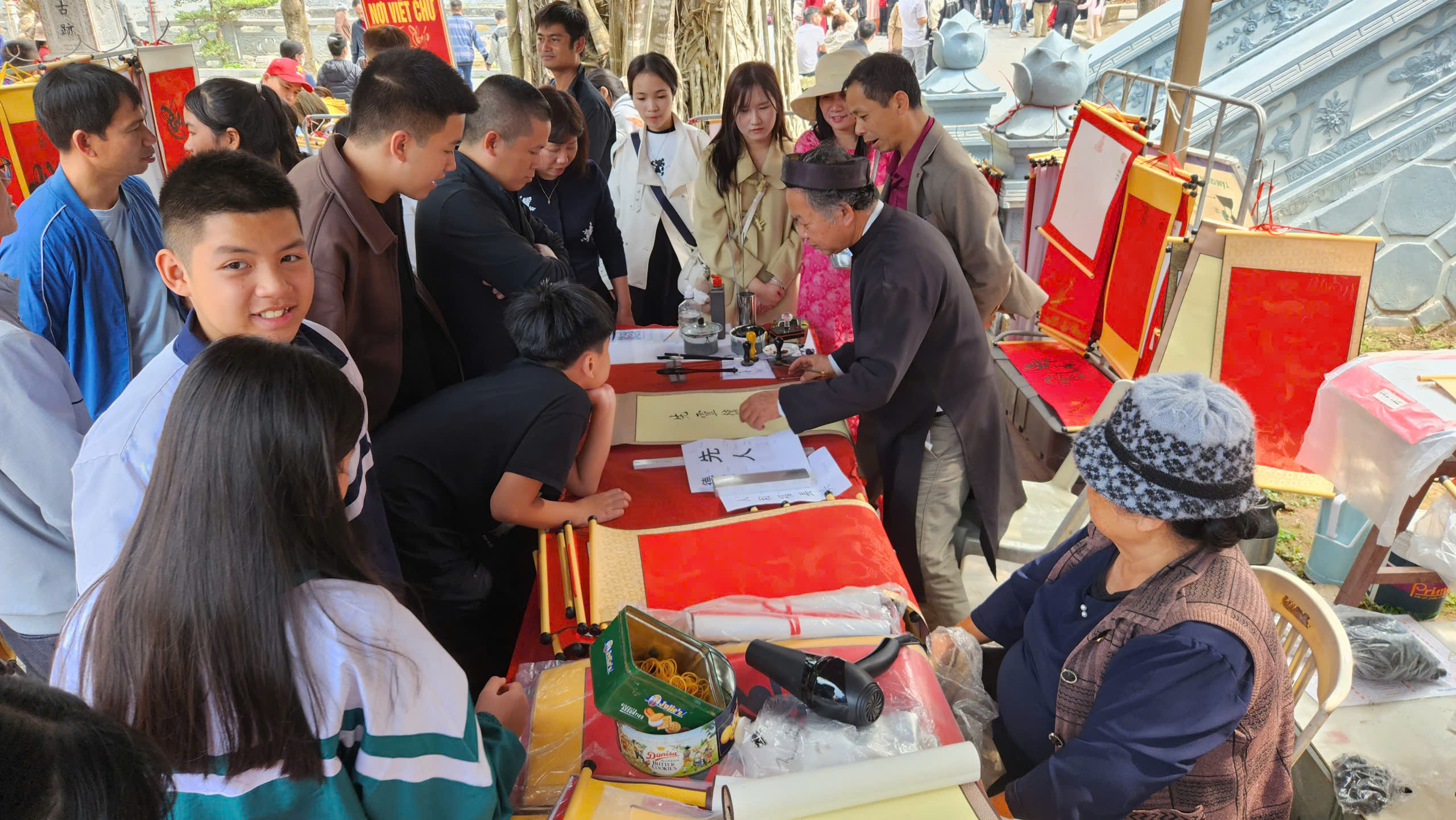 Du kh&aacute;ch đổ về đền Tranh tăng đột biến ngay những ng&agrave;y đầu năm mới- Ảnh 20.