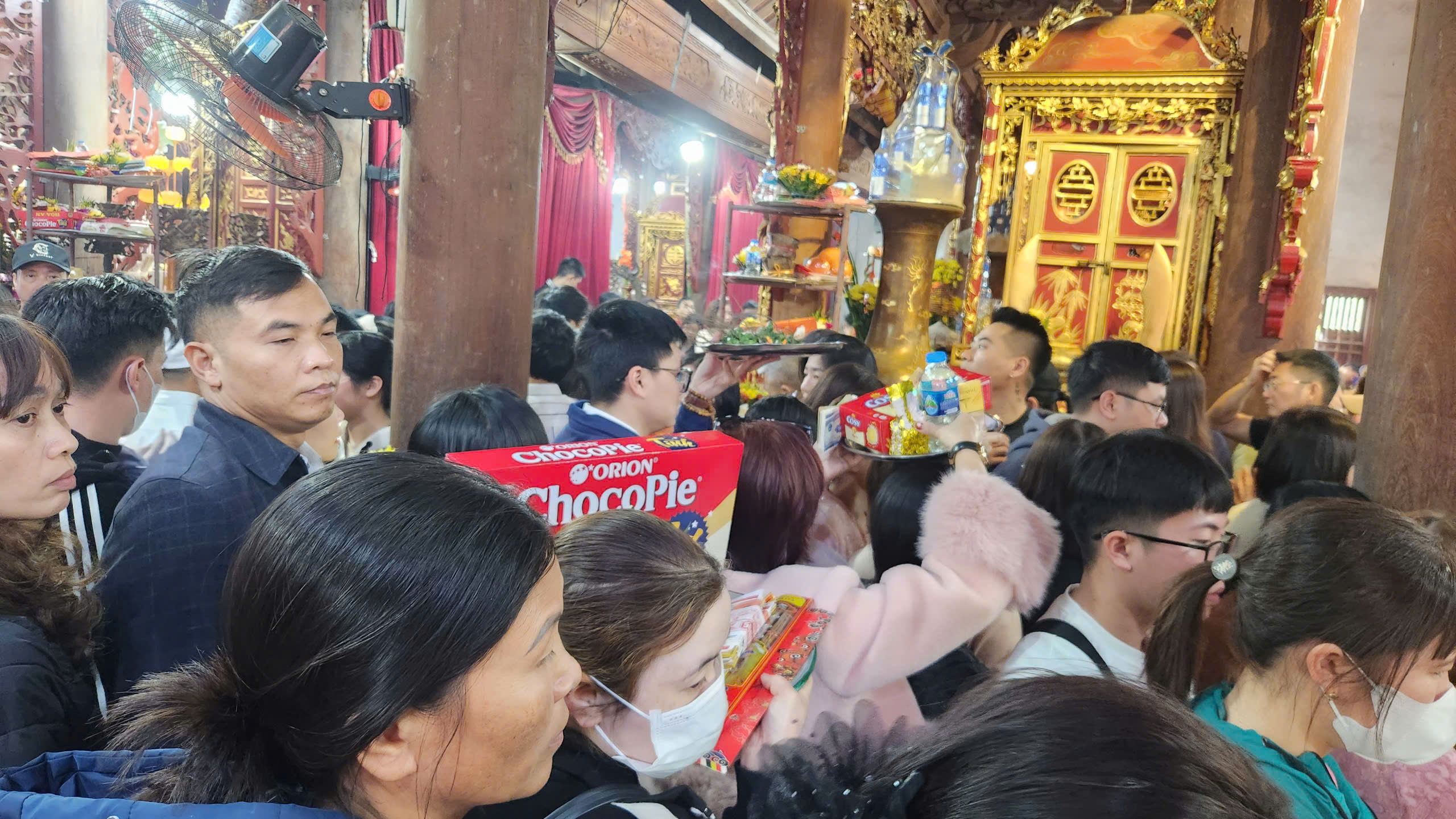 Du kh&aacute;ch đổ về đền Tranh tăng đột biến ngay những ng&agrave;y đầu năm mới- Ảnh 11.