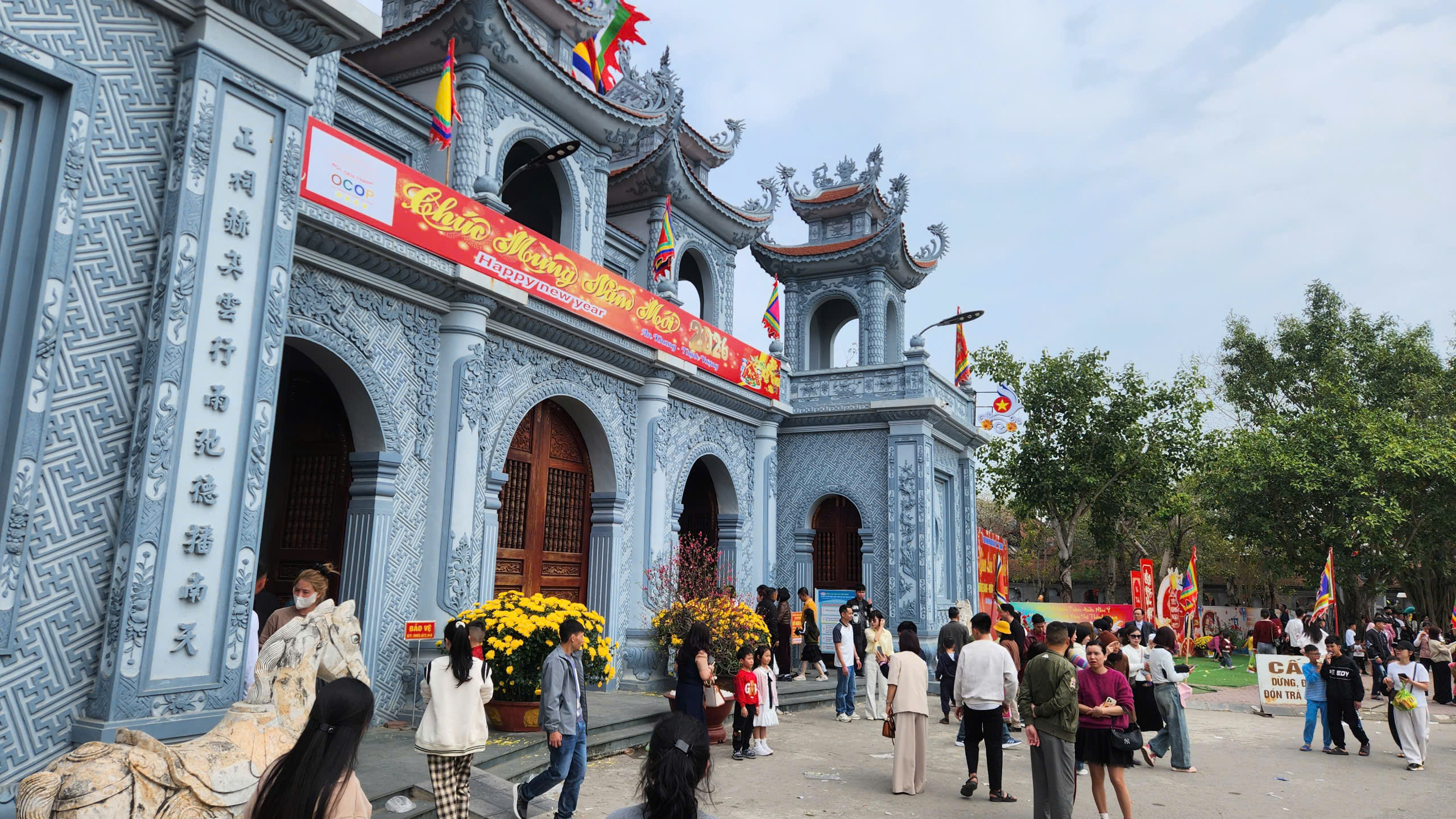 Du kh&aacute;ch đổ về đền Tranh tăng đột biến ngay những ng&agrave;y đầu năm mới- Ảnh 4.