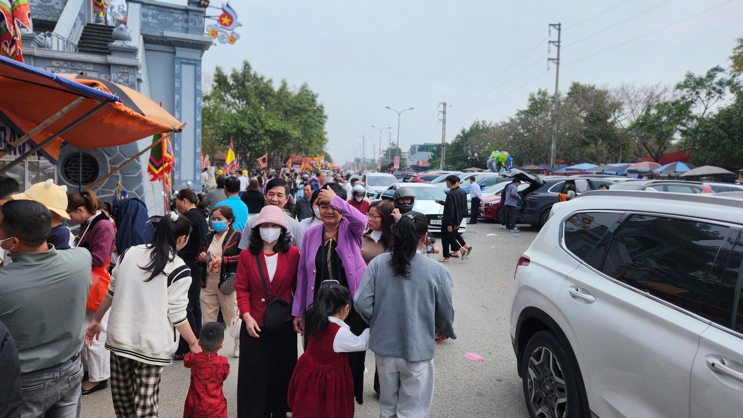 Du kh&aacute;ch đổ về đền Tranh tăng đột biến ngay những ng&agrave;y đầu năm mới- Ảnh 1.