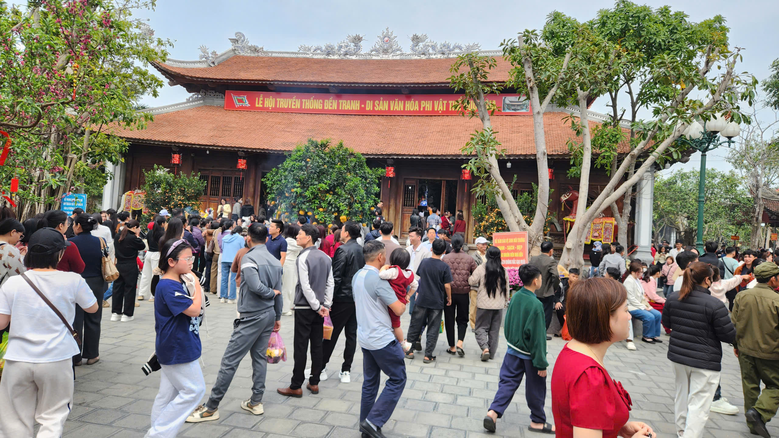 Du kh&aacute;ch đổ về đền Tranh tăng đột biến ngay những ng&agrave;y đầu năm mới- Ảnh 5.