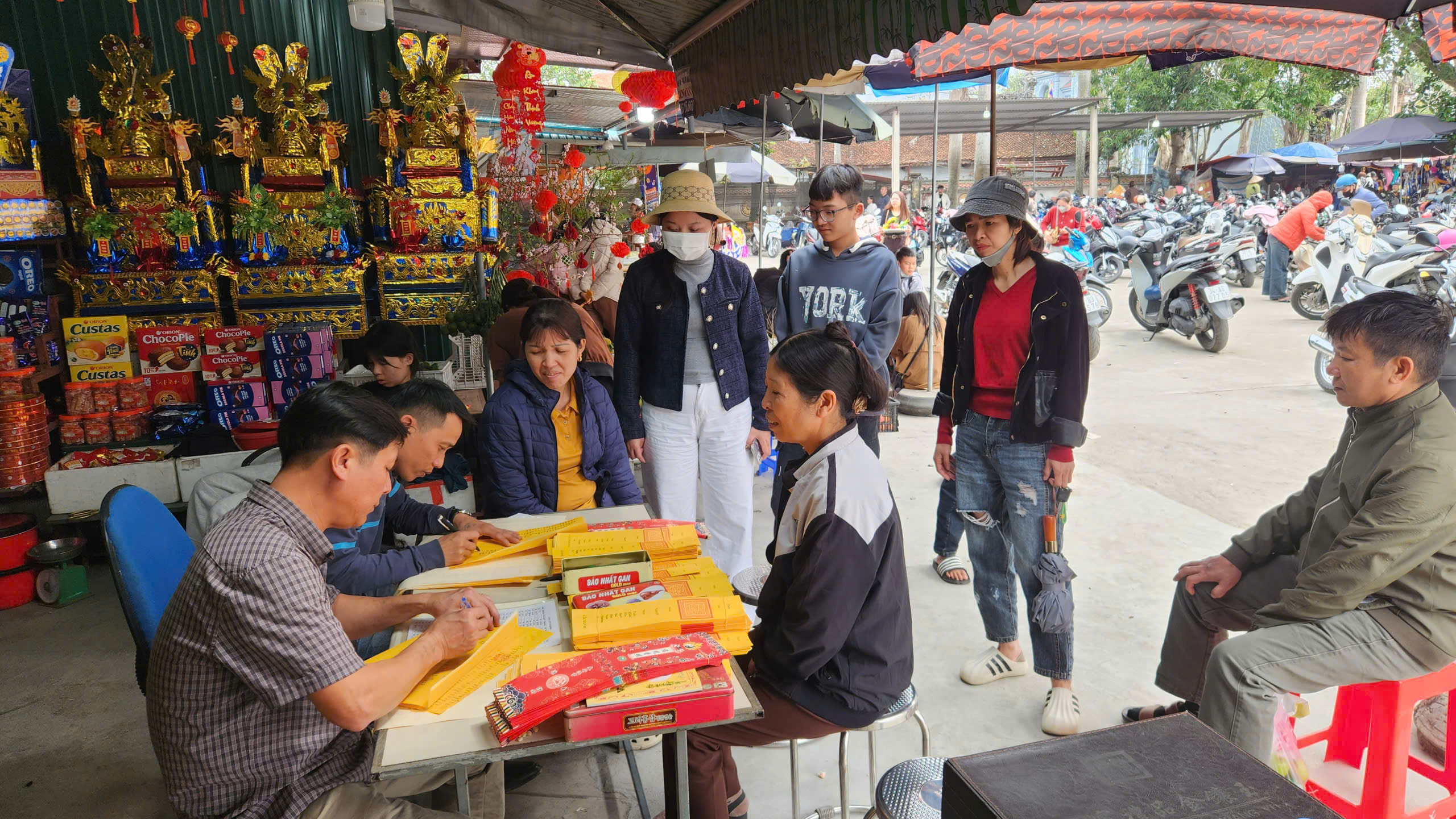 Du kh&aacute;ch đổ về đền Tranh tăng đột biến ngay những ng&agrave;y đầu năm mới- Ảnh 12.