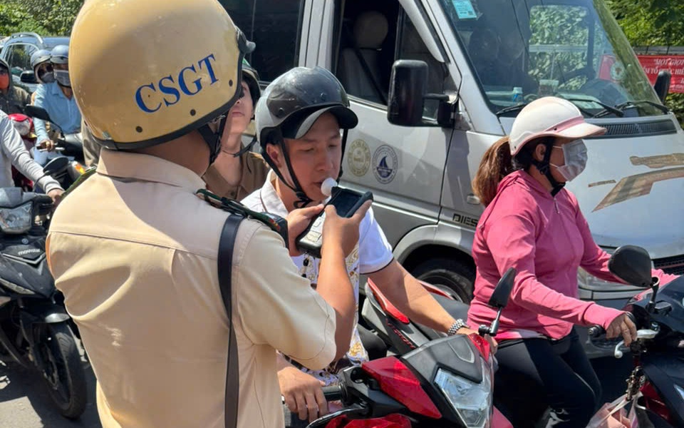 TP.HCM xử l&yacute; hơn 1.700 trường hợp vi phạm nồng độ cồn trong 3 ng&agrave;y Tết