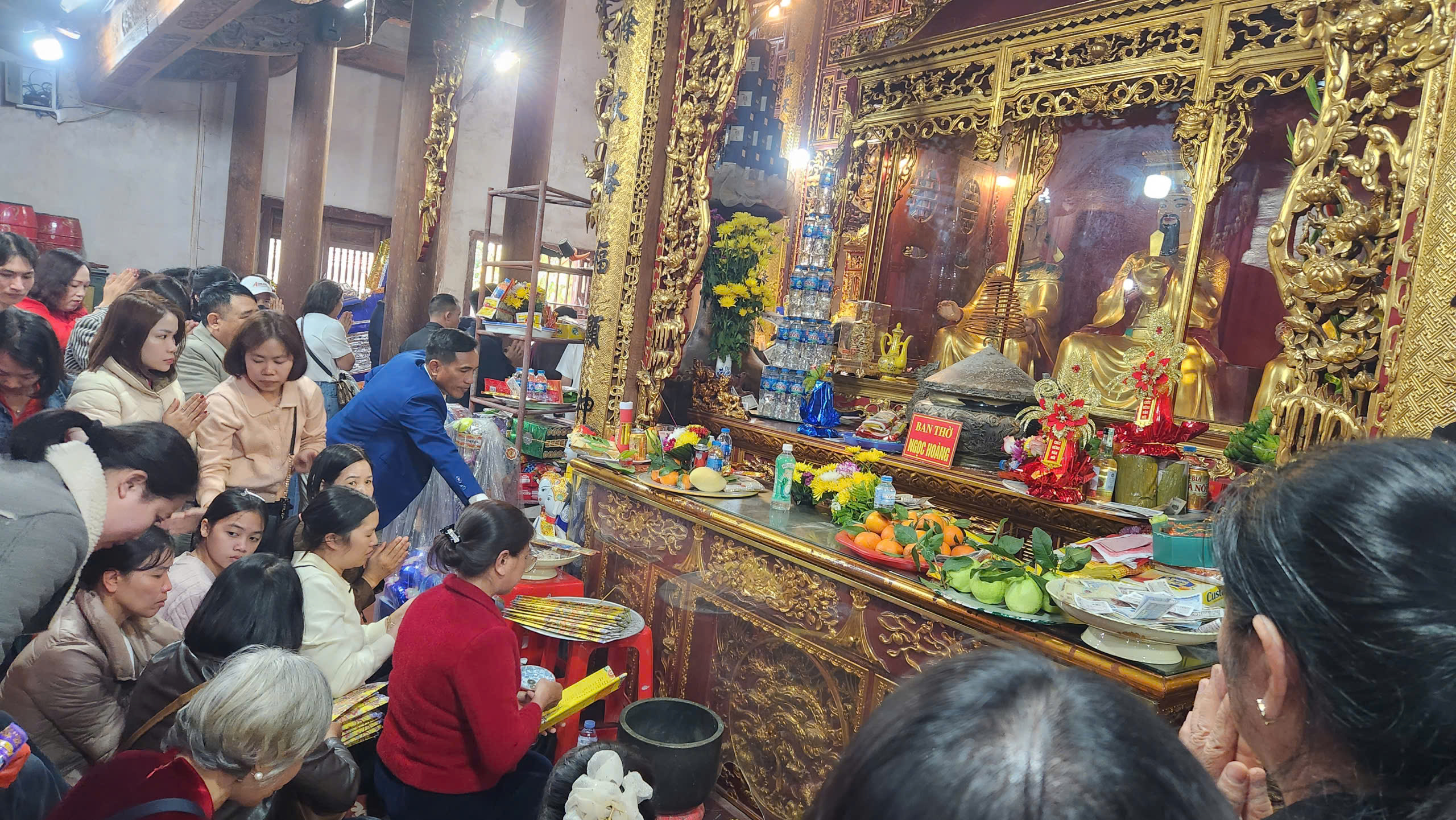 Du kh&aacute;ch đổ về đền Tranh tăng đột biến ngay những ng&agrave;y đầu năm mới- Ảnh 16.