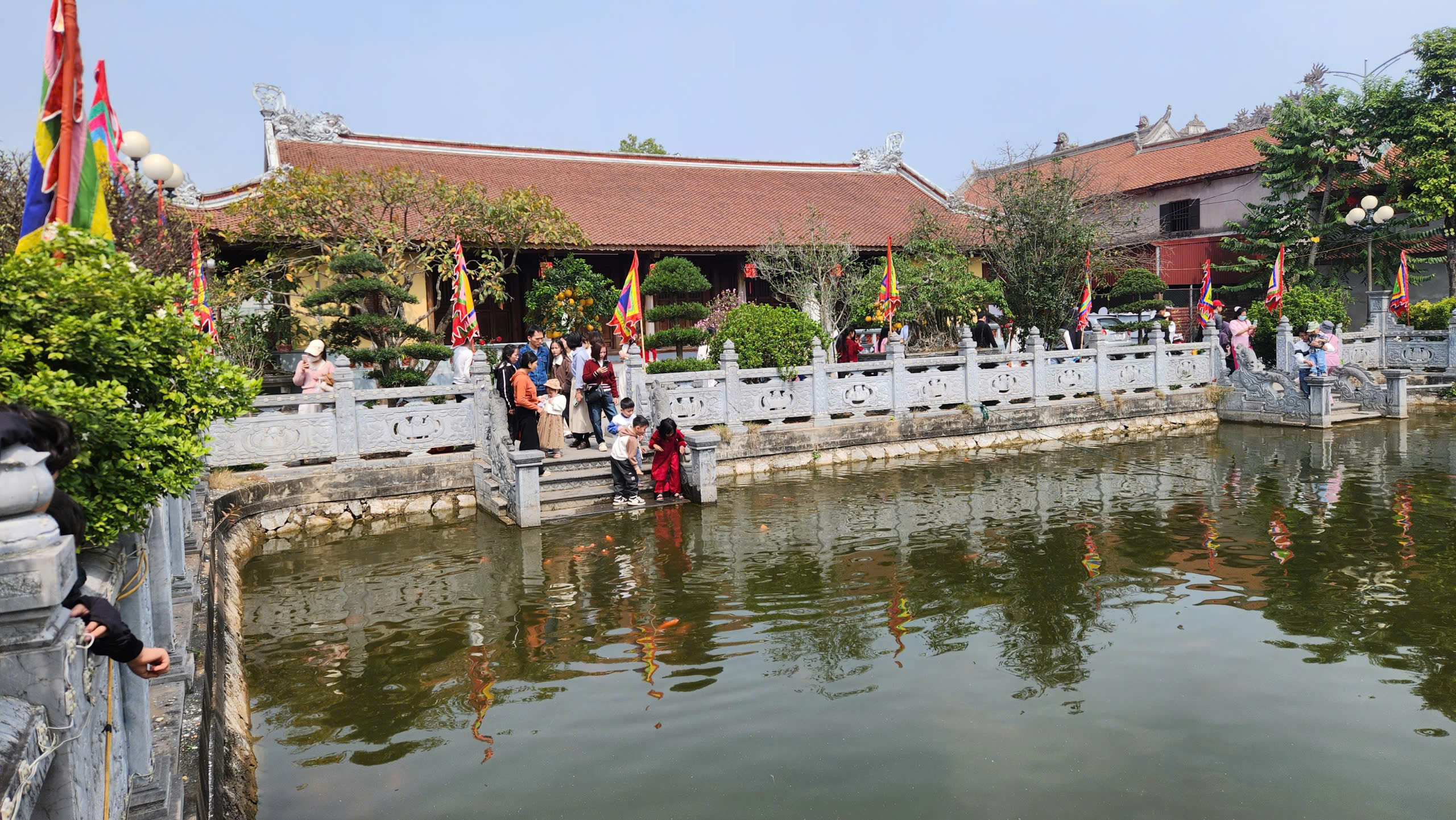 Du kh&aacute;ch đổ về đền Tranh tăng đột biến ngay những ng&agrave;y đầu năm mới- Ảnh 22.