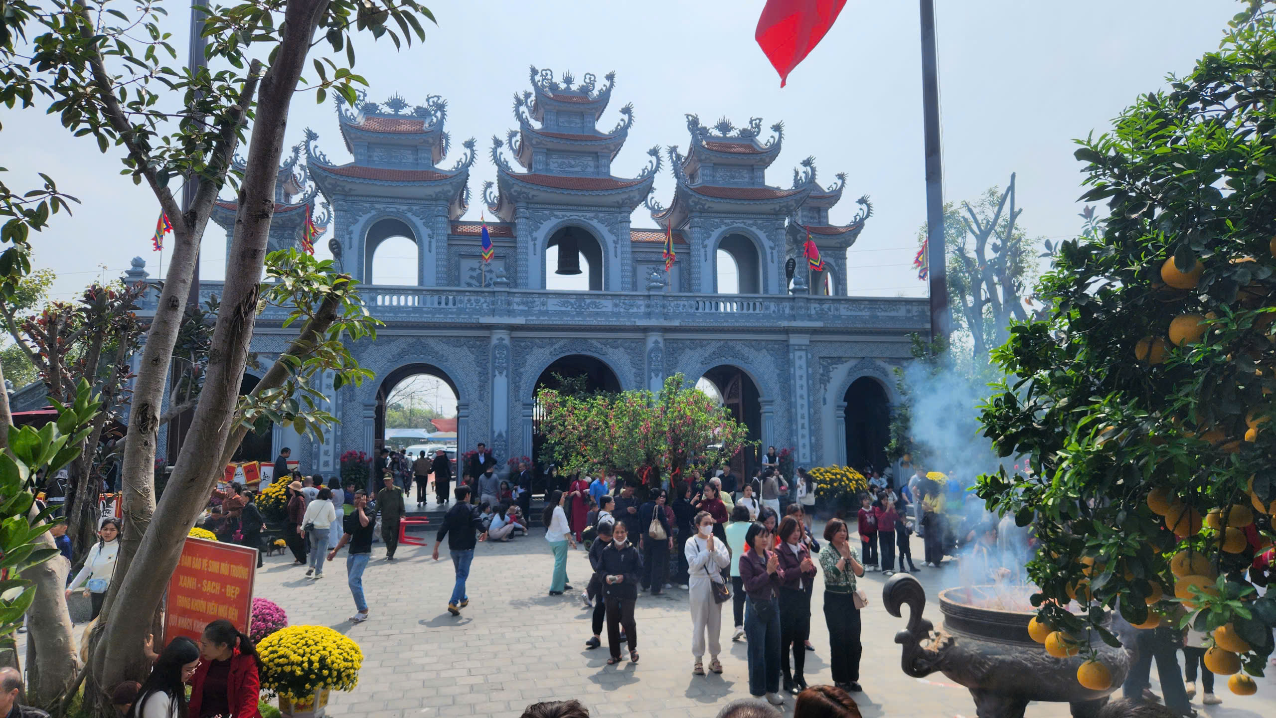 Du kh&aacute;ch đổ về đền Tranh tăng đột biến ngay những ng&agrave;y đầu năm mới- Ảnh 21.