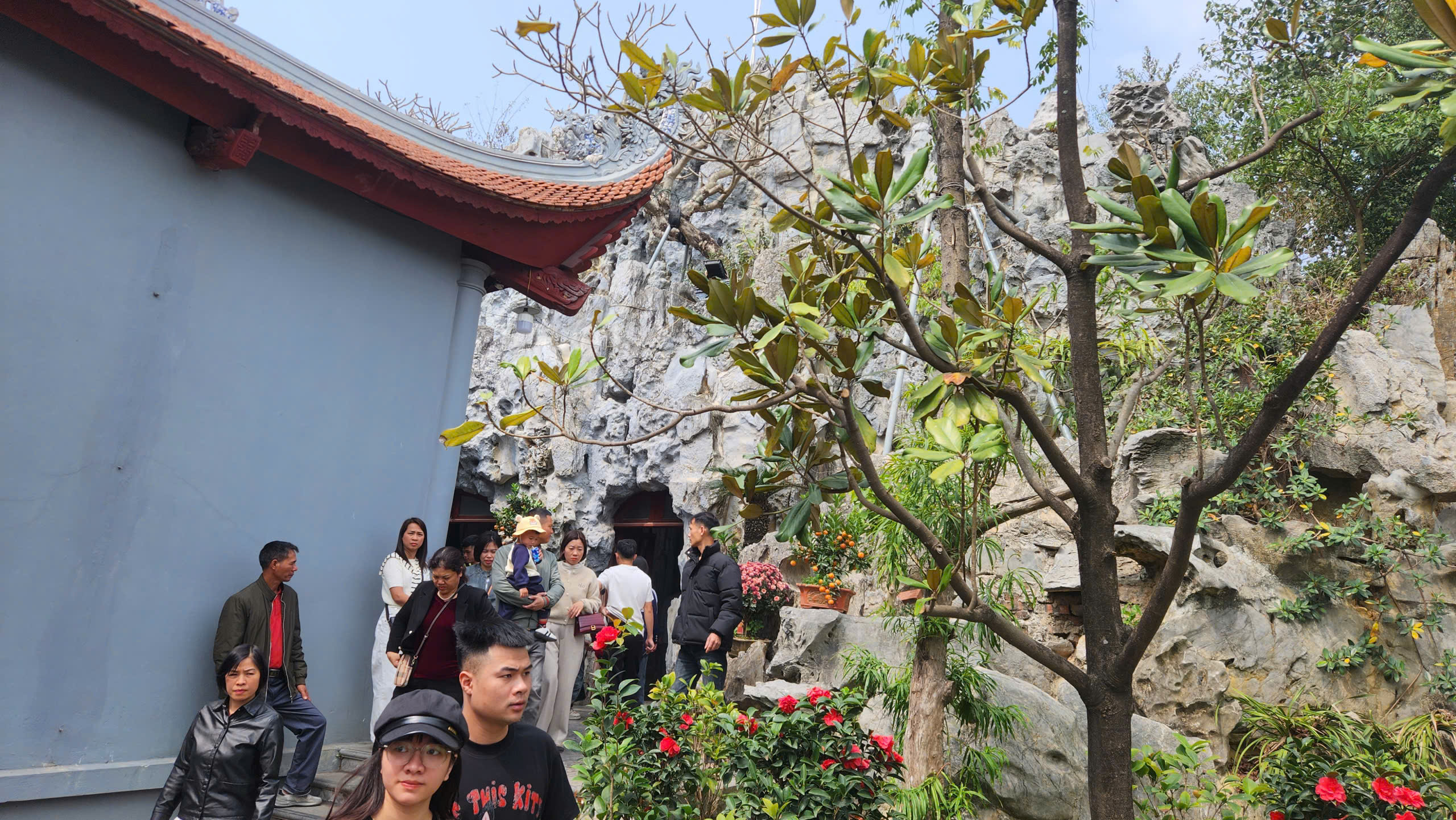 Du kh&aacute;ch đổ về đền Tranh tăng đột biến ngay những ng&agrave;y đầu năm mới- Ảnh 23.