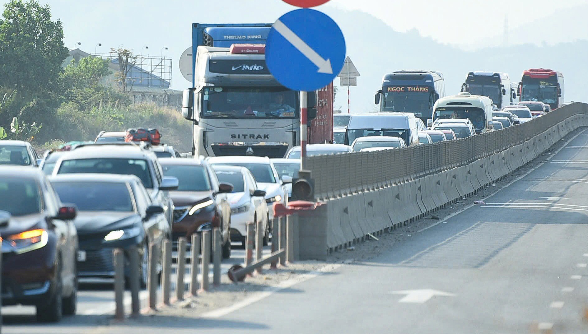 &Ocirc; t&ocirc; đổ dồn về cao tốc H&ograve;a Li&ecirc;n - T&uacute;y Loan cuối kỳ nghỉ Tết- Ảnh 5.