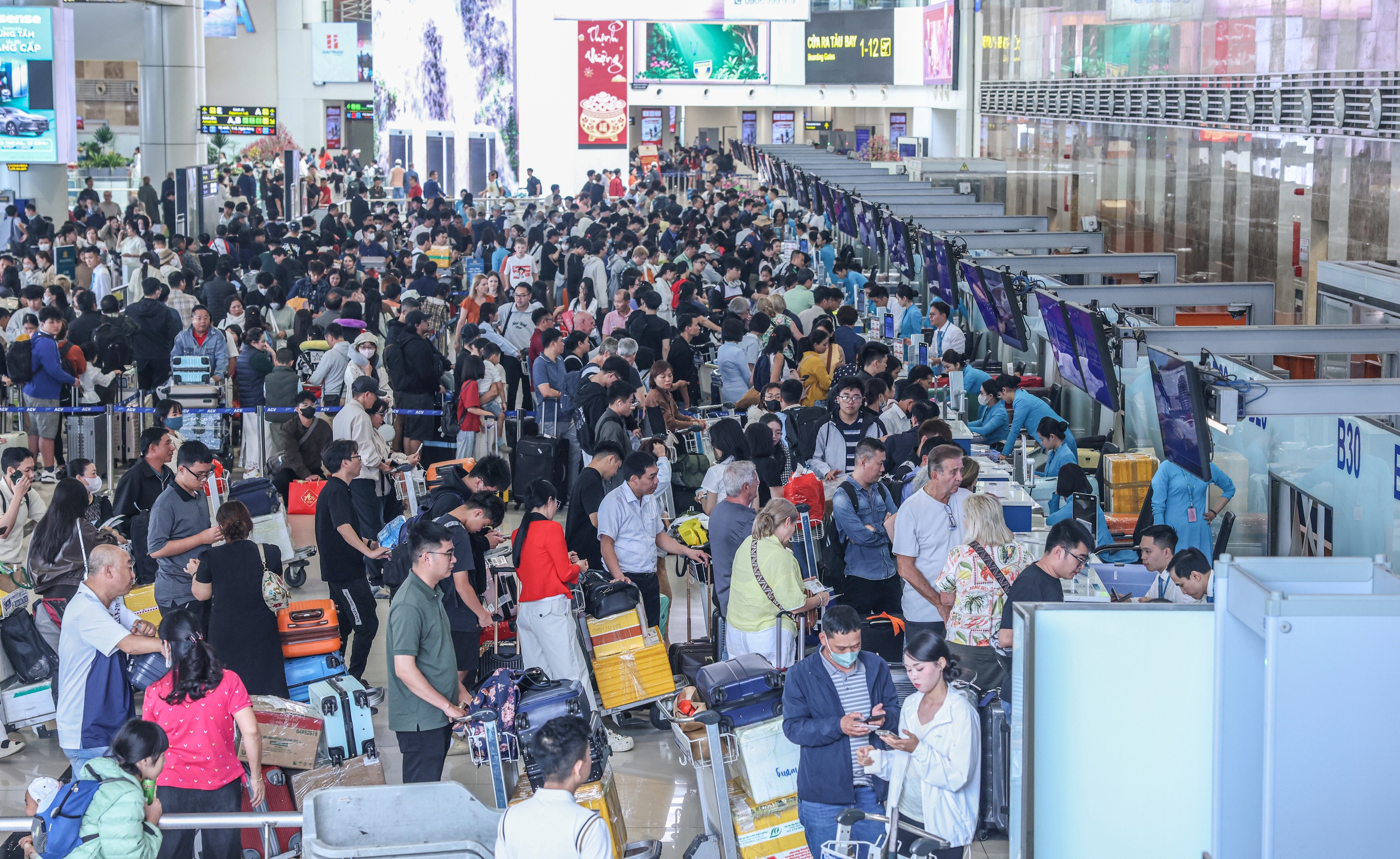 Gần 114.000 lượt kh&aacute;ch qua s&acirc;n bay Nội B&agrave;i trong ng&agrave;y m&ugrave;ng 5 Tết- Ảnh 1.
