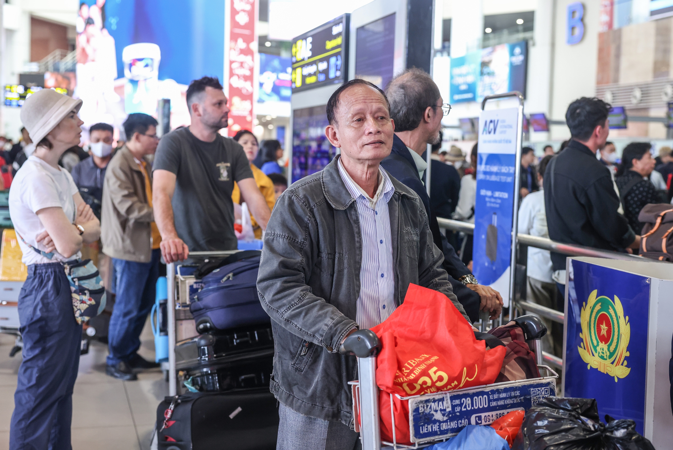 Gần 114.000 lượt kh&aacute;ch qua s&acirc;n bay Nội B&agrave;i trong ng&agrave;y m&ugrave;ng 5 Tết- Ảnh 6.