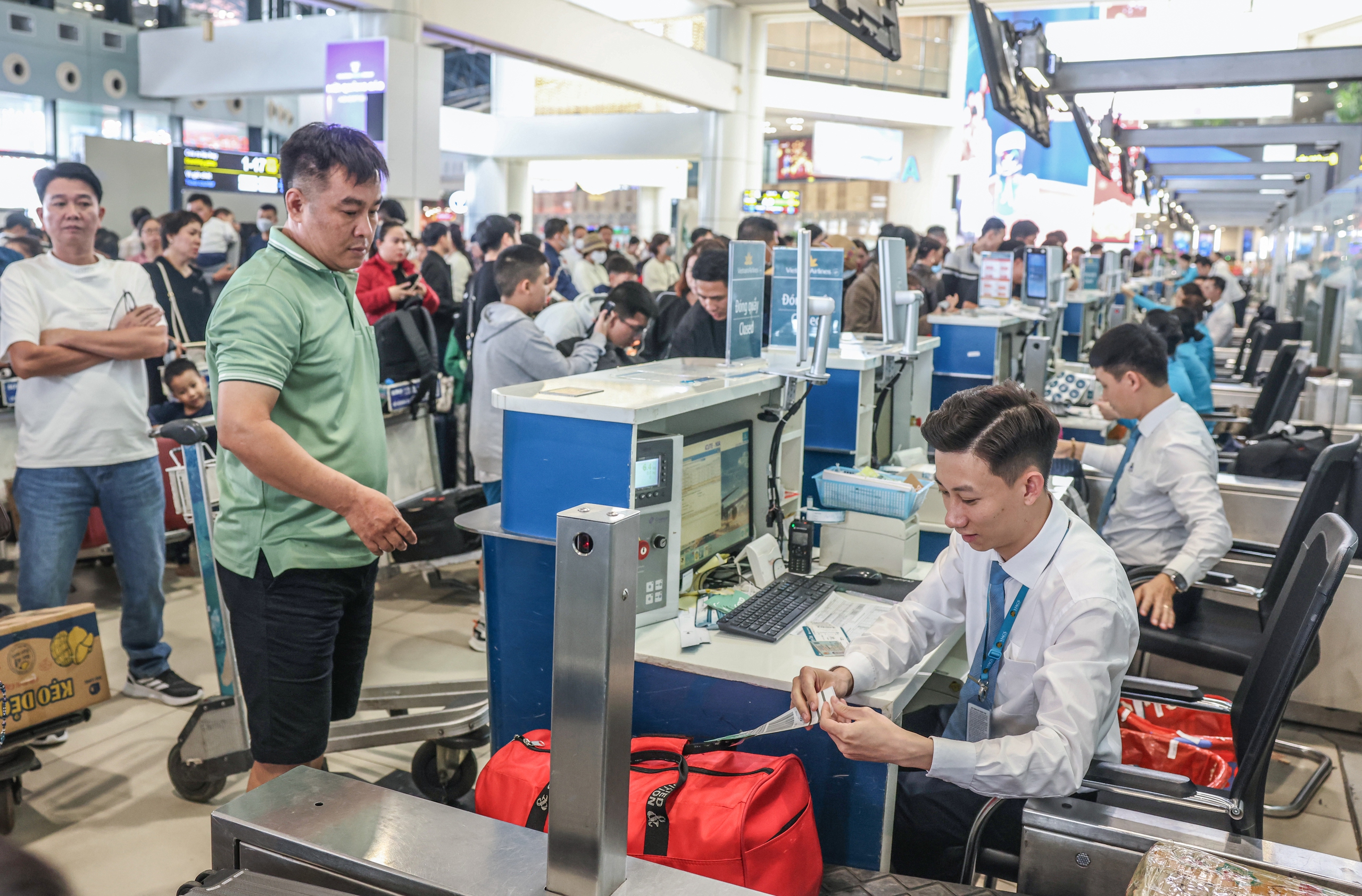 Gần 114.000 lượt kh&aacute;ch qua s&acirc;n bay Nội B&agrave;i trong ng&agrave;y m&ugrave;ng 5 Tết- Ảnh 3.