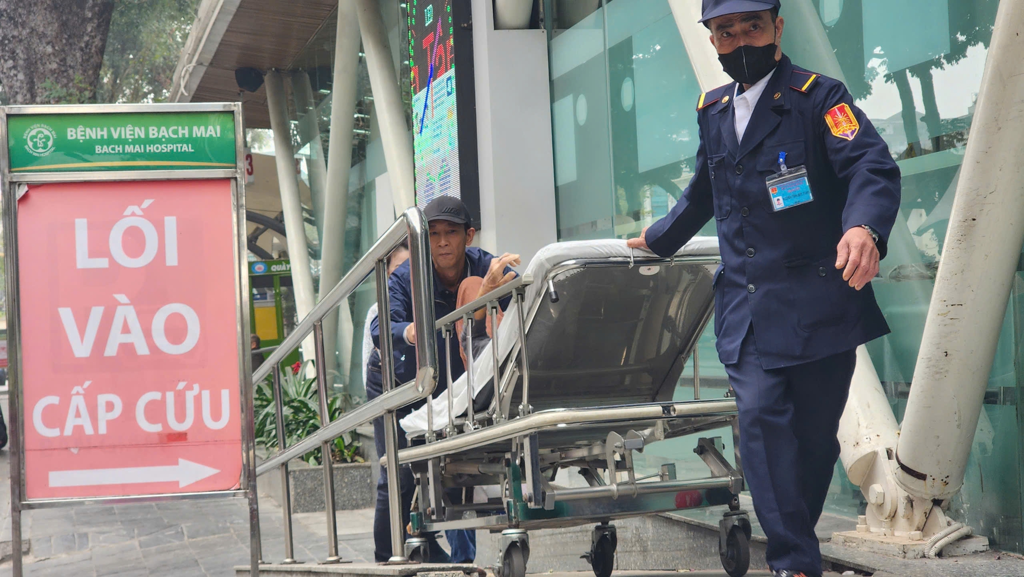 Cấp cứu tại Bệnh viện Bạch Mai tăng đột biến trong Tết- Ảnh 2.