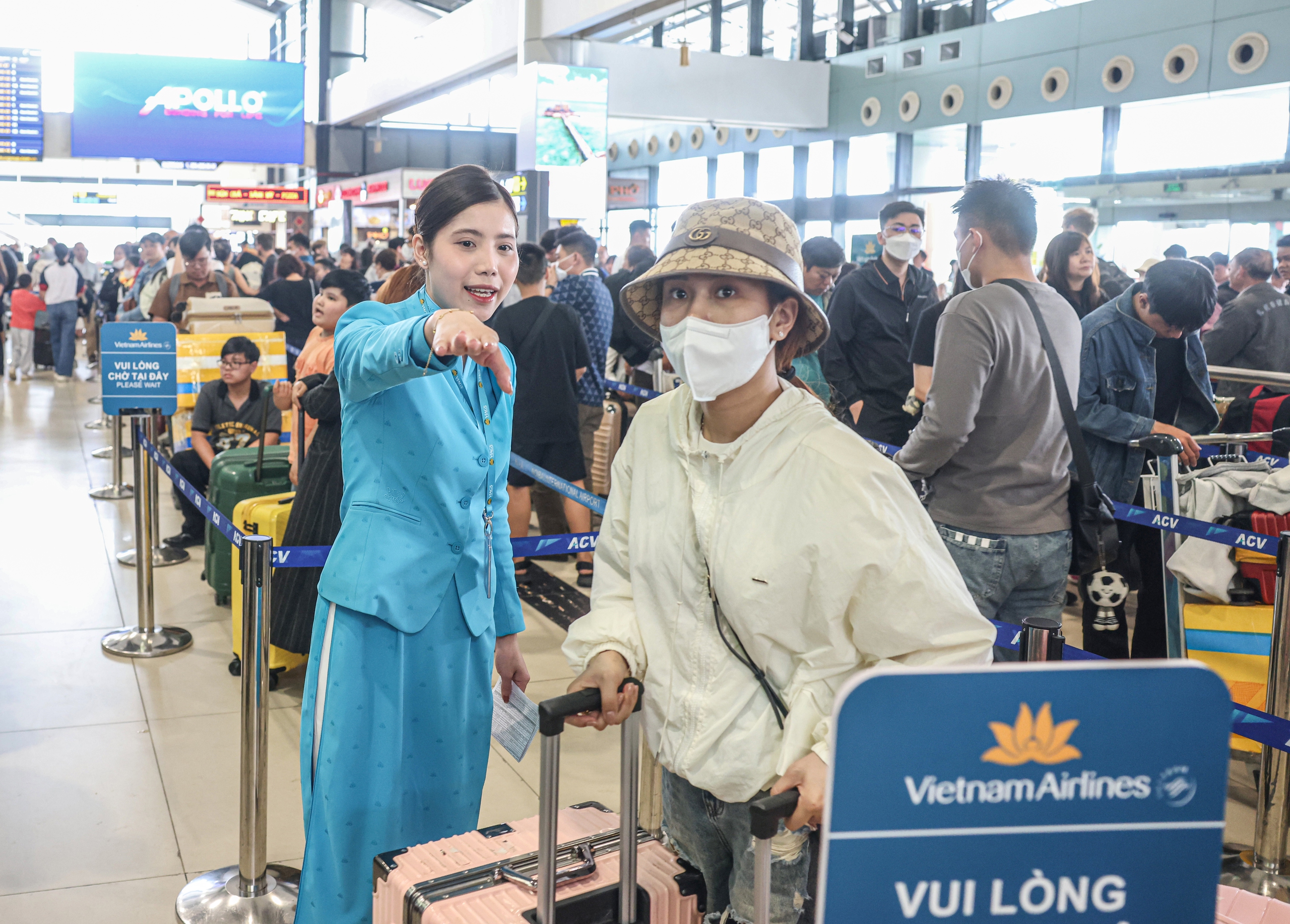 Gần 114.000 lượt kh&aacute;ch qua s&acirc;n bay Nội B&agrave;i trong ng&agrave;y m&ugrave;ng 5 Tết- Ảnh 5.