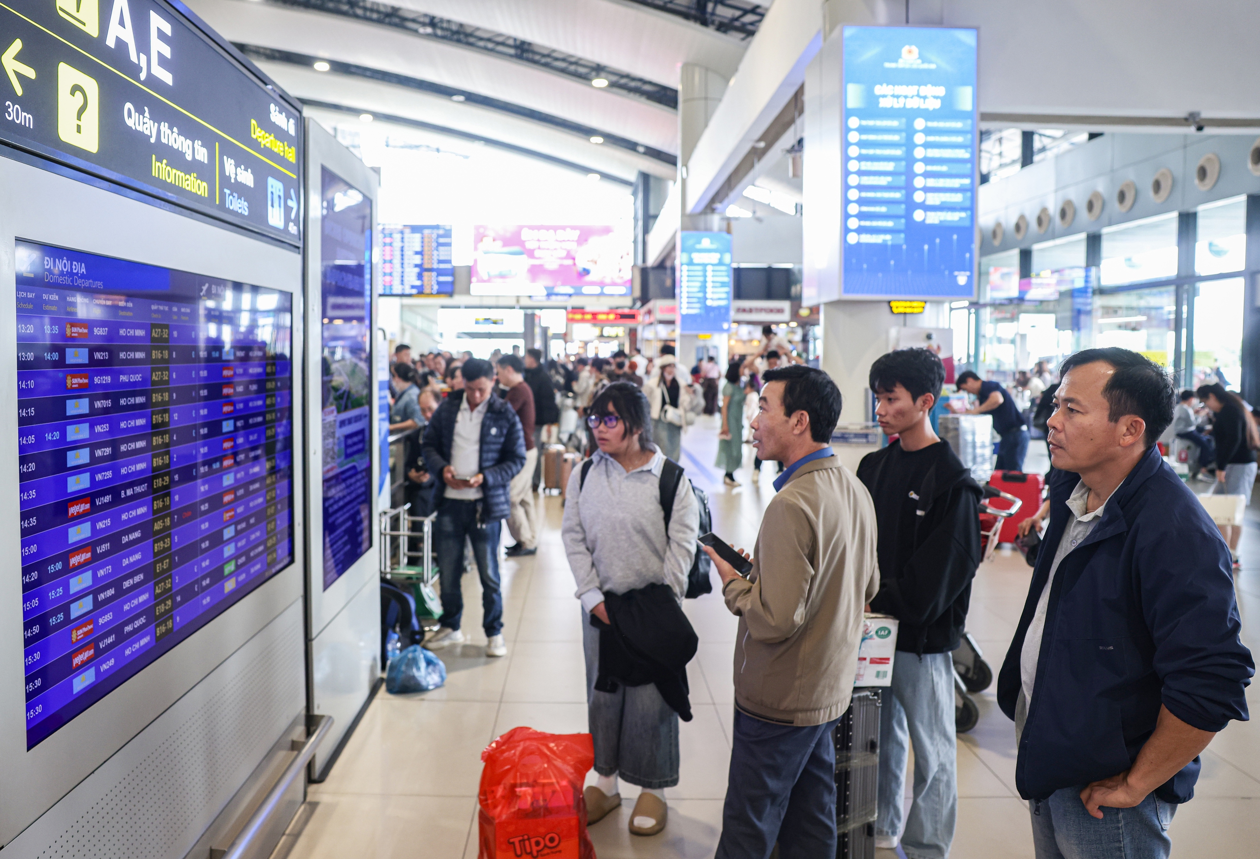 Gần 114.000 lượt kh&aacute;ch qua s&acirc;n bay Nội B&agrave;i trong ng&agrave;y m&ugrave;ng 5 Tết- Ảnh 7.