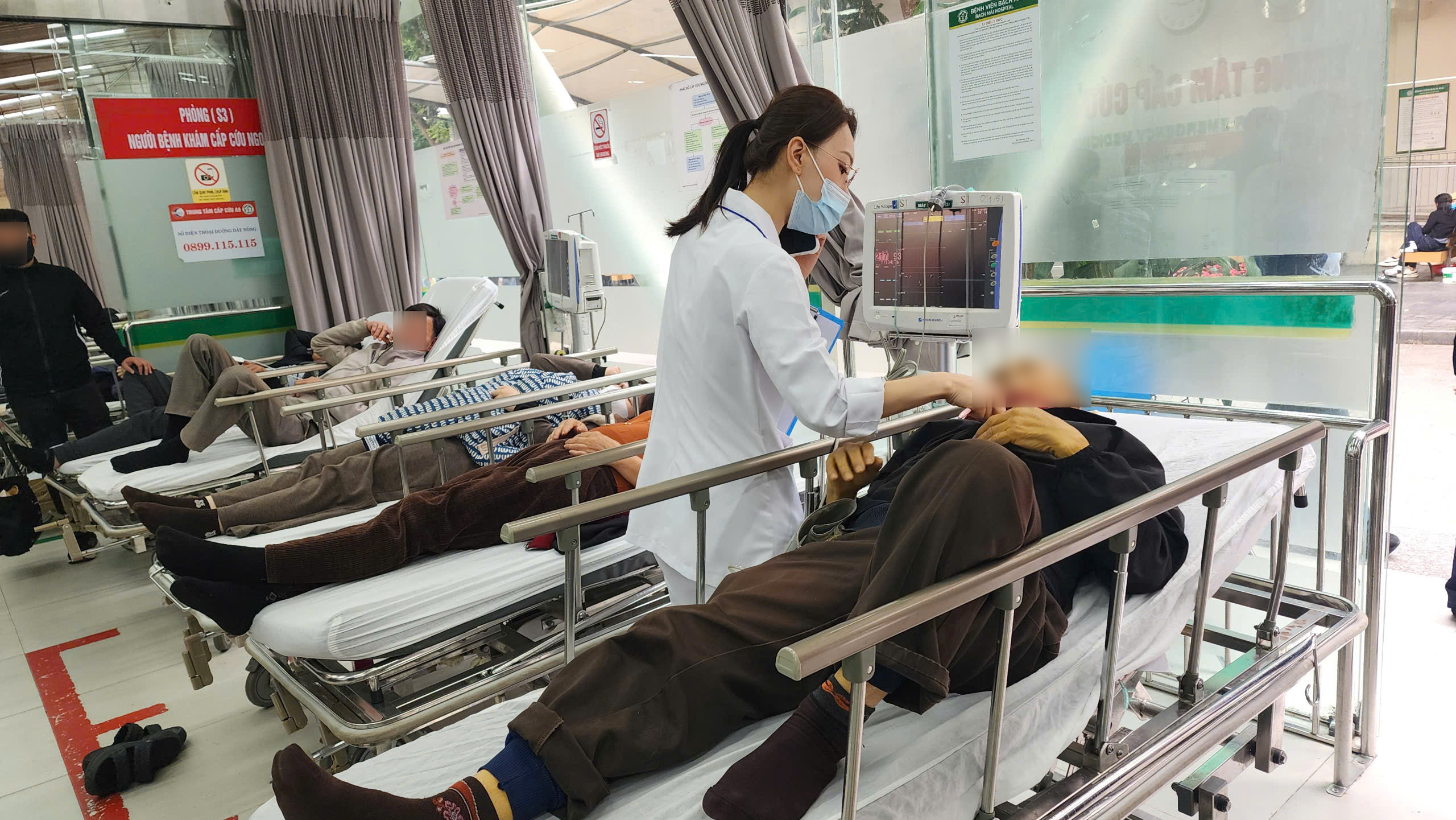 Cấp cứu tại Bệnh viện Bạch Mai tăng đột biến trong Tết- Ảnh 3.