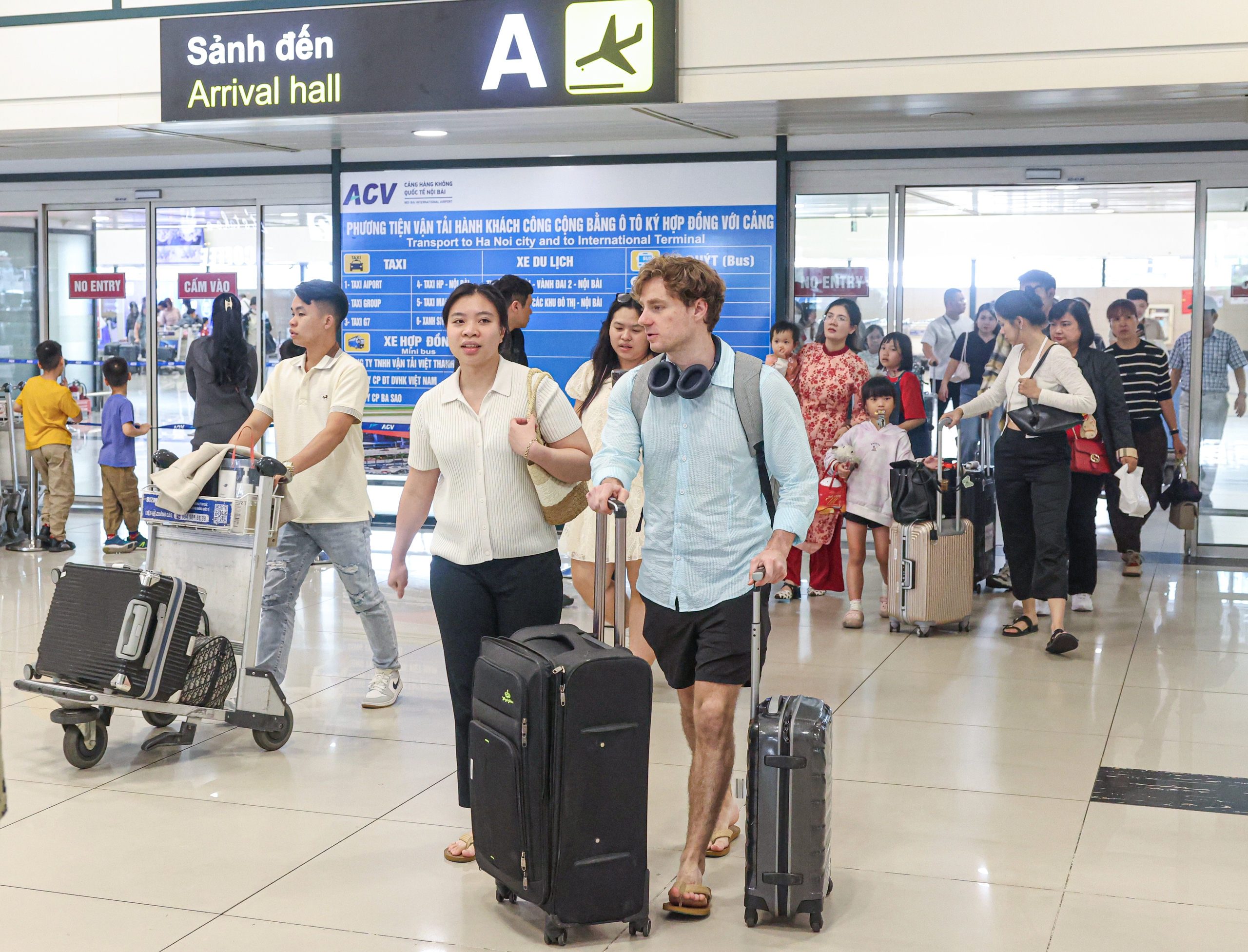 Gần 114.000 lượt kh&aacute;ch qua s&acirc;n bay Nội B&agrave;i trong ng&agrave;y m&ugrave;ng 5 Tết- Ảnh 12.