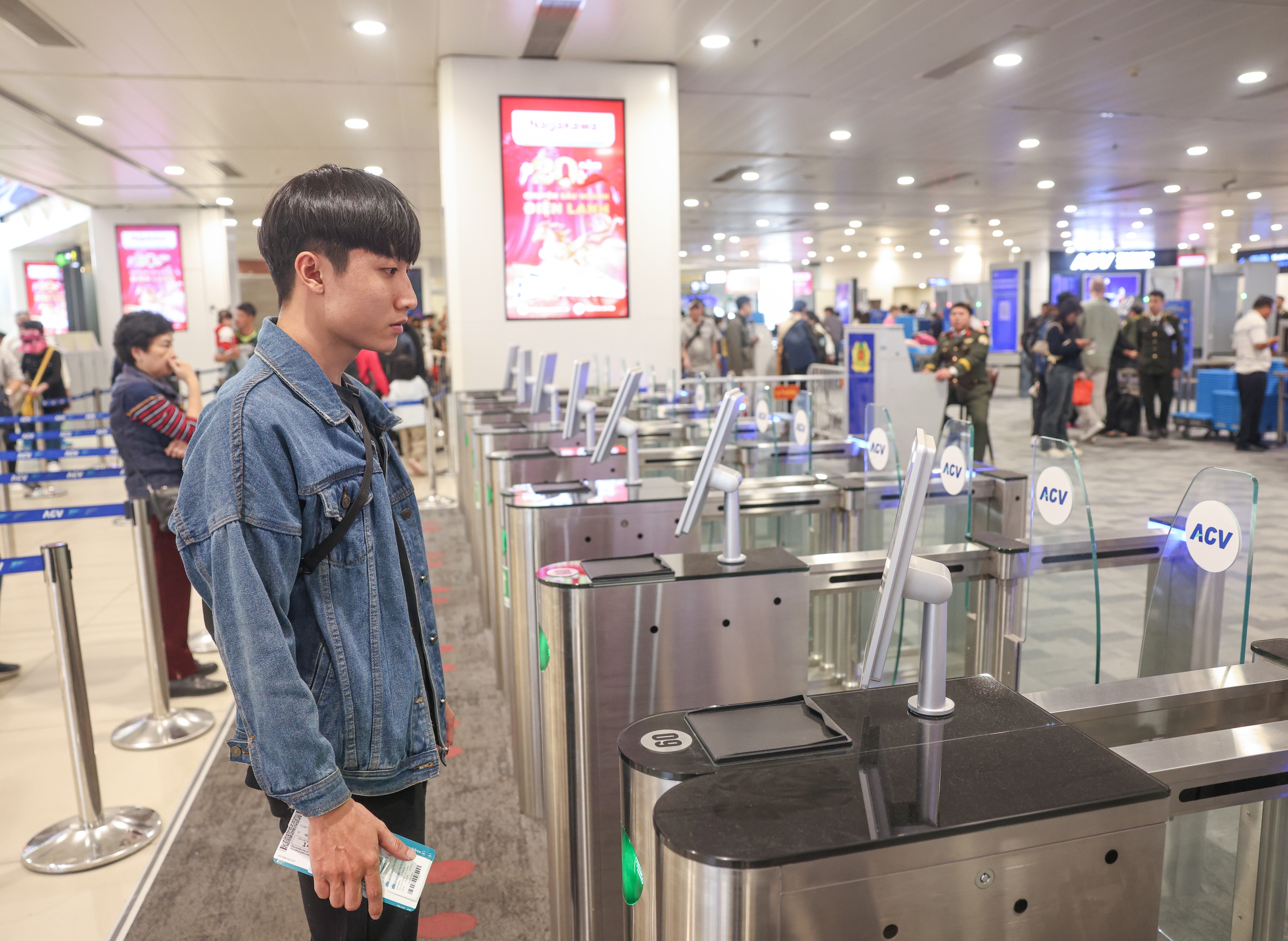 Gần 114.000 lượt kh&aacute;ch qua s&acirc;n bay Nội B&agrave;i trong ng&agrave;y m&ugrave;ng 5 Tết- Ảnh 9.