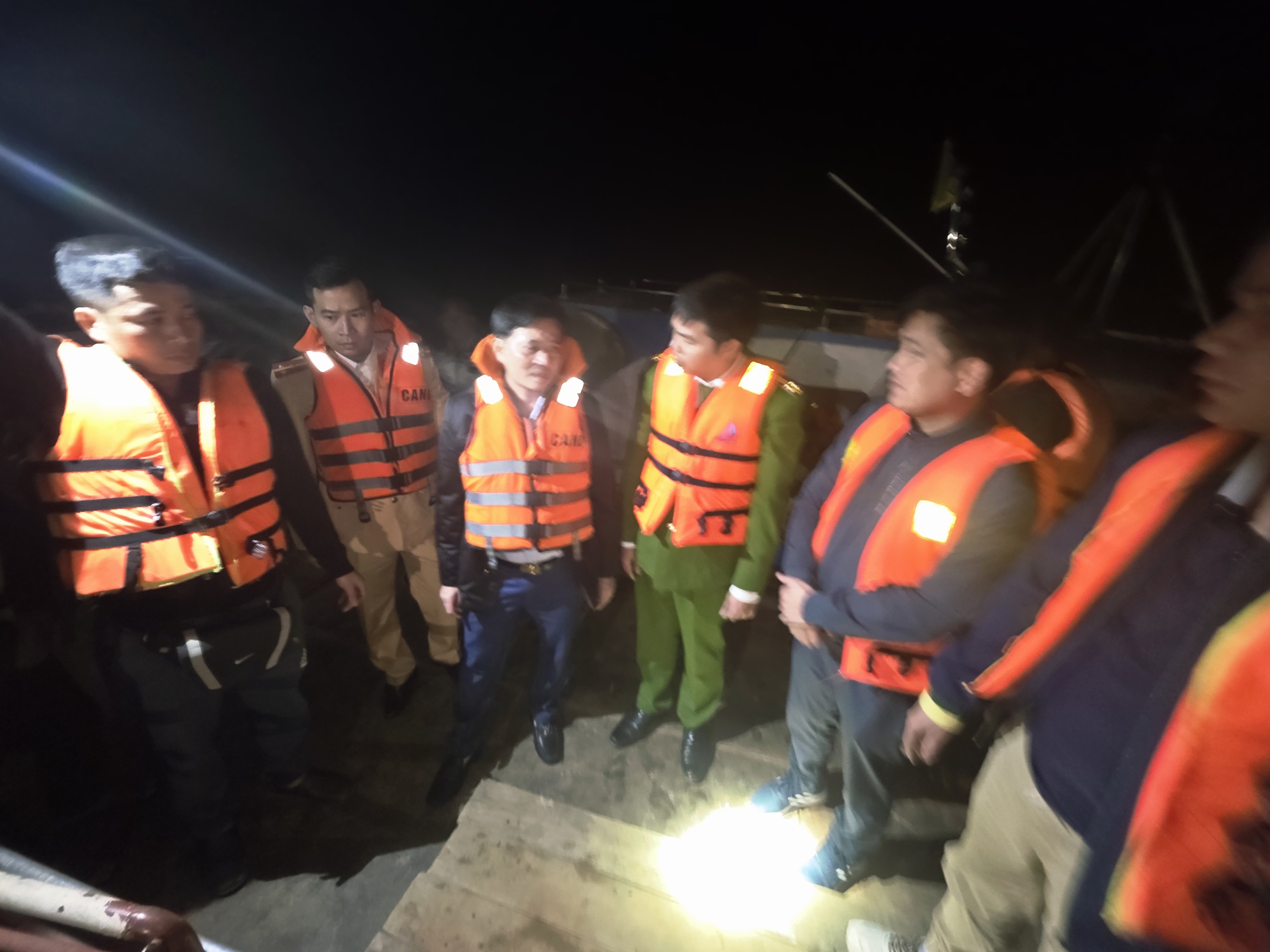 Lặn sâu 12m trong nước lạnh tìm kiếm 6 nạn nhân mất tích vụ lật tàu trên hồ Thác Bà- Ảnh 5. Lặn sâu 12m trong nước lạnh tìm kiếm 6 nạn nhân mất tích vụ lật tàu trên hồ Thác Bà- Ảnh 5.