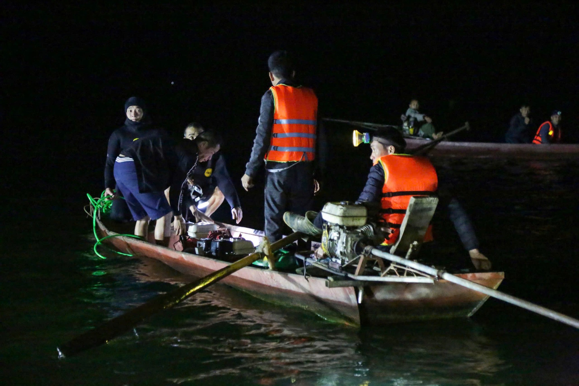 Lặn sâu 12m trong nước lạnh tìm kiếm 6 nạn nhân mất tích vụ lật tàu trên hồ Thác Bà- Ảnh 6. Lặn sâu 12m trong nước lạnh tìm kiếm 6 nạn nhân mất tích vụ lật tàu trên hồ Thác Bà- Ảnh 6.