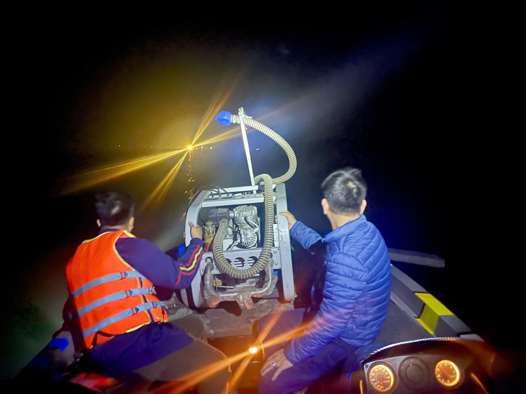 Lặn sâu 12m trong nước lạnh tìm kiếm 6 nạn nhân mất tích vụ lật tàu trên hồ Thác Bà- Ảnh 3. Lặn sâu 12m trong nước lạnh tìm kiếm 6 nạn nhân mất tích vụ lật tàu trên hồ Thác Bà- Ảnh 3.